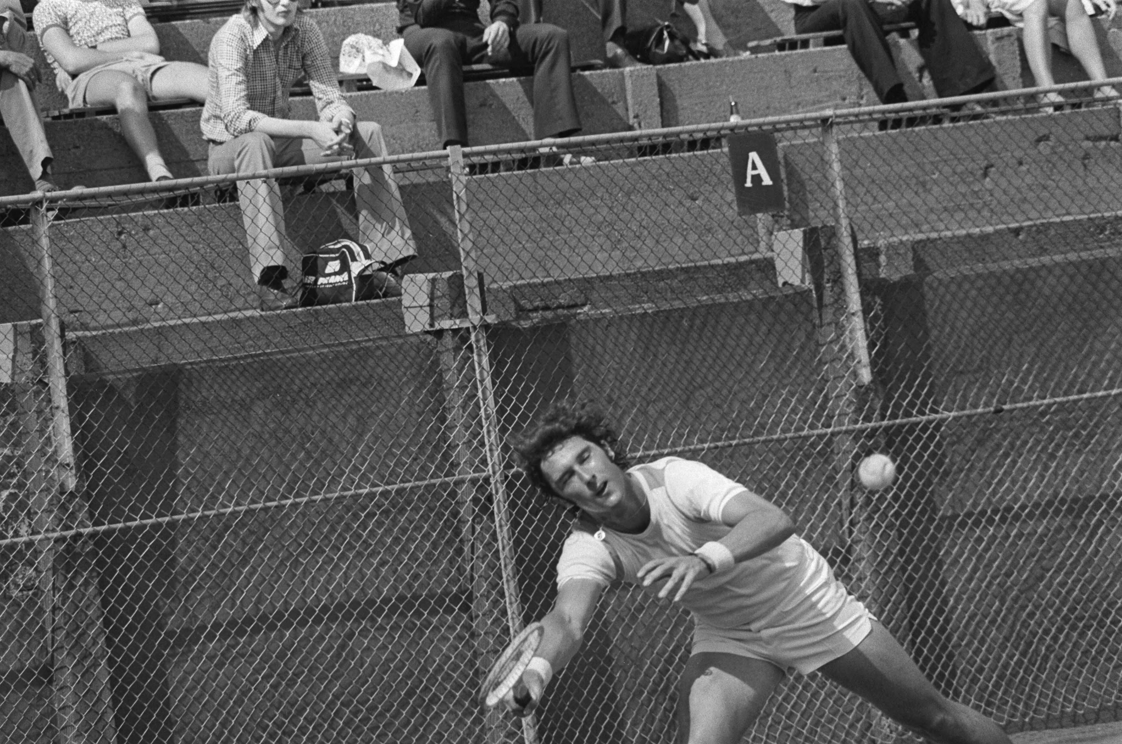 Fotocollectie Anefo — Nationale tenniskampioenschappen te Scheveningen; Jan Hordijk in actie — Foto: Mieremet, Rob / Anefo. Licentie: Set B: Rechtenvrij / Publiek Domein. Bron: Nationaal Archief. http://hdl.handle.net/10648/ac52cce0-d0b4-102d-bcf8-003048976d84