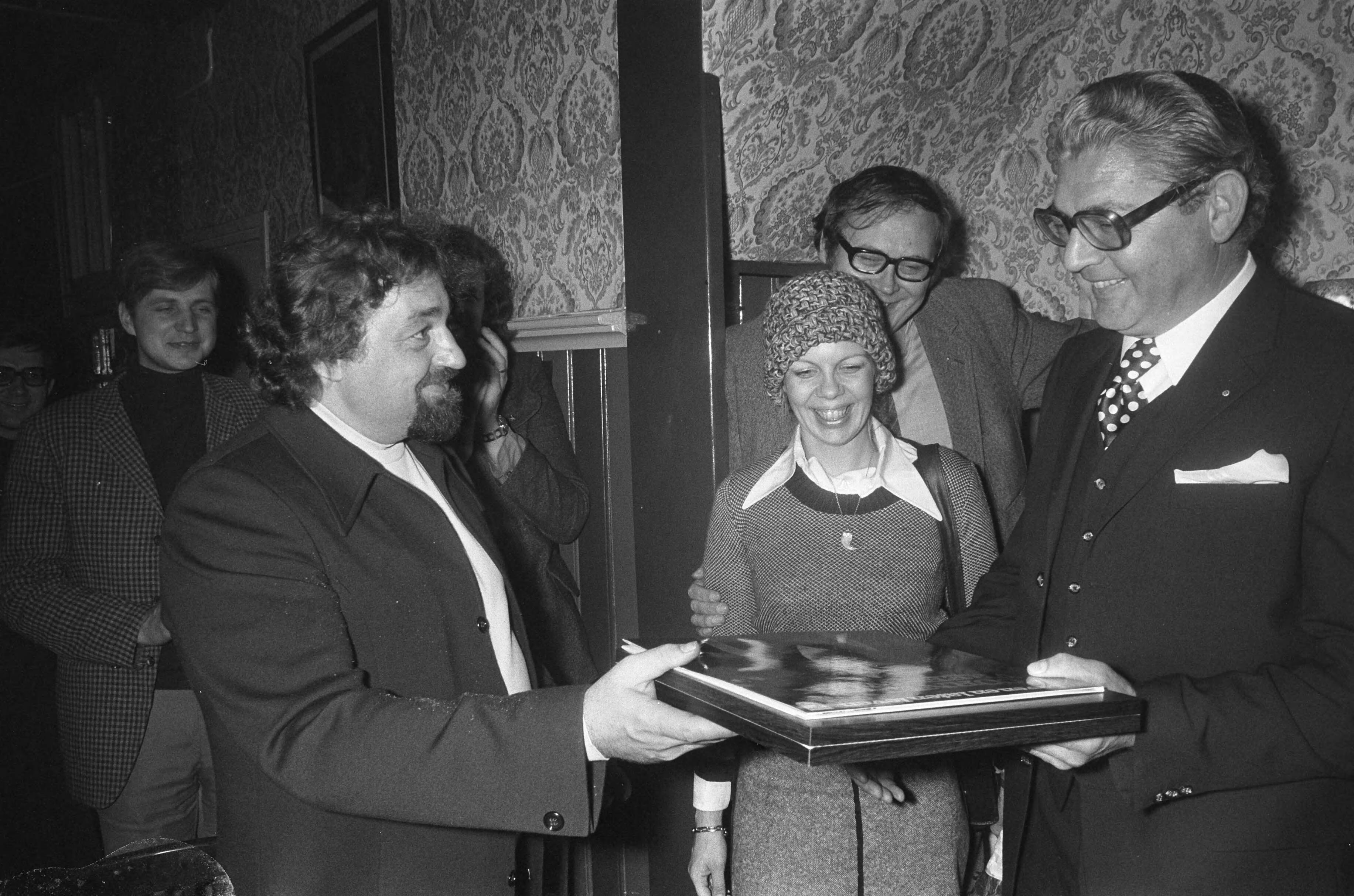 Cornelis Vreeswijk met zijn vrouw en nieuwe LP in Vreeswijk — De zanger ontvangt een exemplaar van zijn nieuwe LP — Foto: Fotograaf Onbekend / Anefo. Licentie: Set B: Rechtenvrij / Publiek Domein. Bron: Nationaal Archief. http://hdl.handle.net/10648/ac3c5e92-d0b4-102d-bcf8-003048976d84