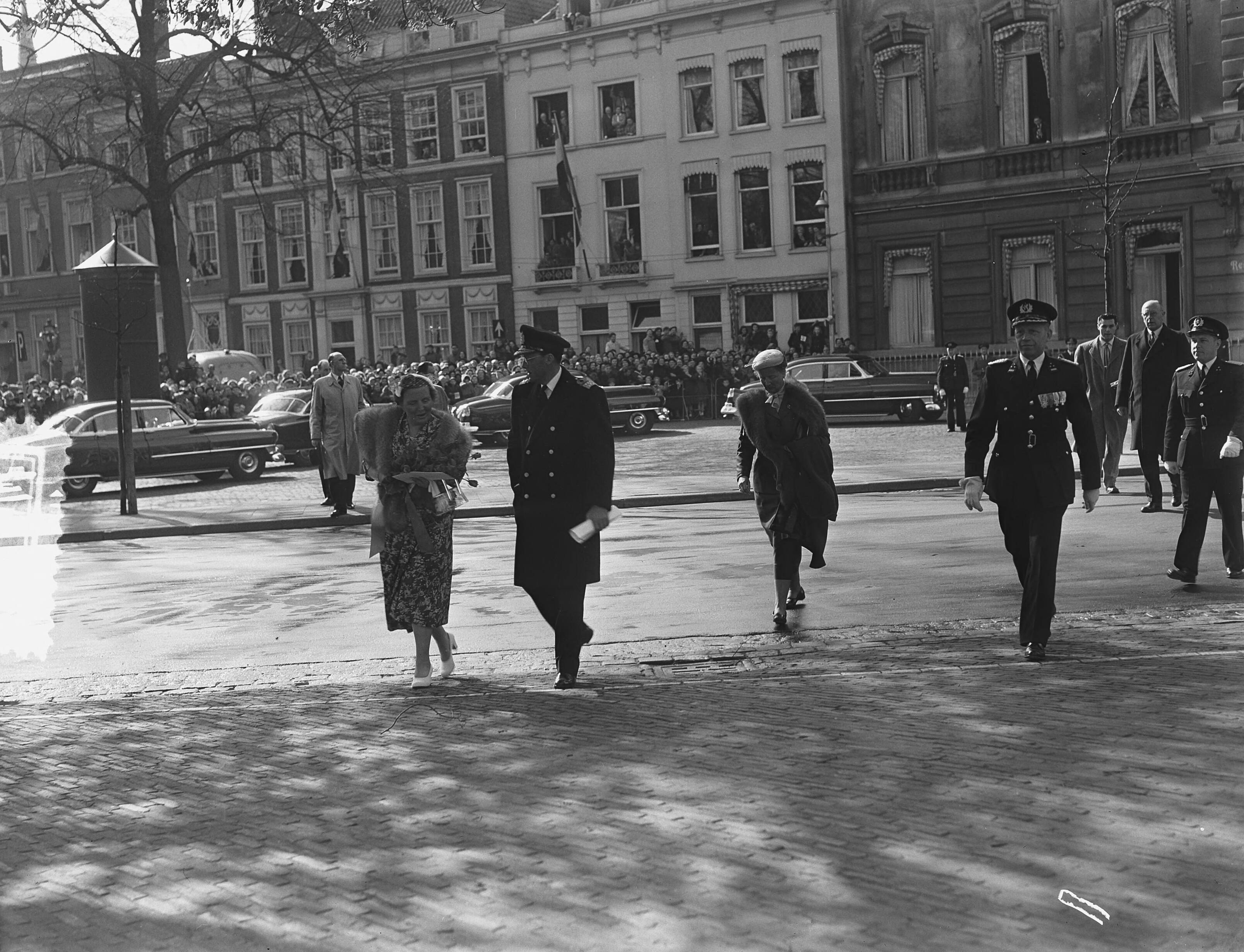 Deens staatsbezoek (1954) — Tweede dag Deens staatsbezoek. Aankomst bij de Deense legatie te Den Haag — Foto: Bilsen, Joop van / Anefo. Licentie: Set B: Rechtenvrij / Publiek Domein. Bron: Nationaal Archief. http://hdl.handle.net/10648/a920cd56-d0b4-102d-bcf8-003048976d84