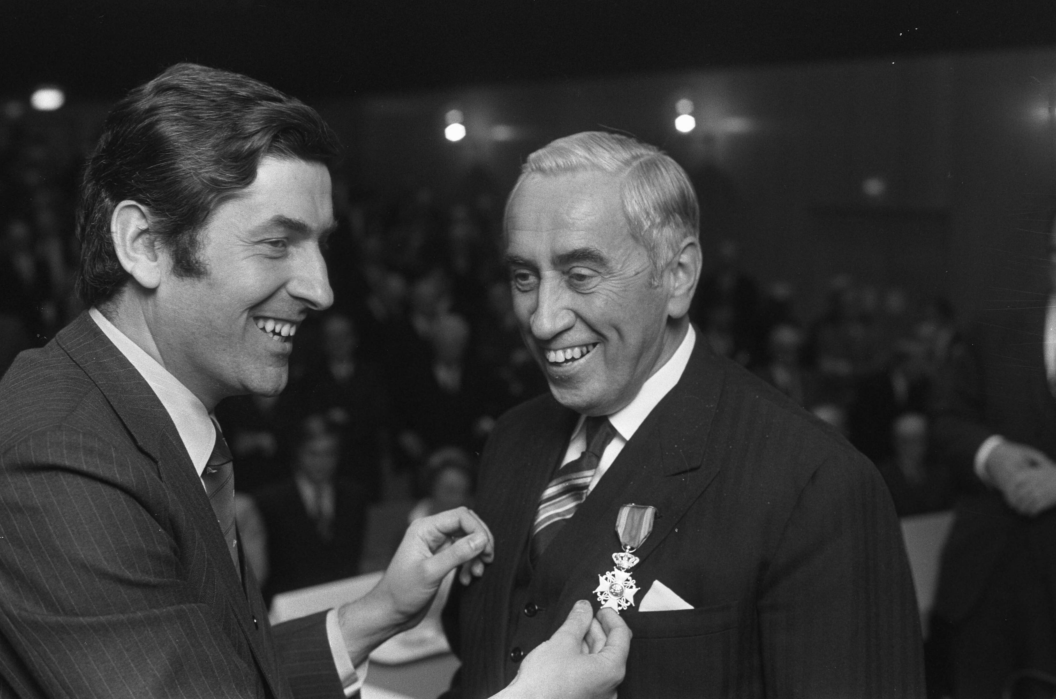 Fotocollectie Anefo — Vergadering Verbond van Nederlandse Ondernemingen te Den Haag , ex-voorzitter Bakkenist (rechts) krijgt onderscheiding opgespeld door Minister Lubbers (EZ) — Foto: Verhoeff, Bert / Anefo. Licentie: Set B: Rechtenvrij / Publiek Domein. Bron: Nationaal Archief. http://hdl.handle.net/10648/ac2c52fe-d0b4-102d-bcf8-003048976d84