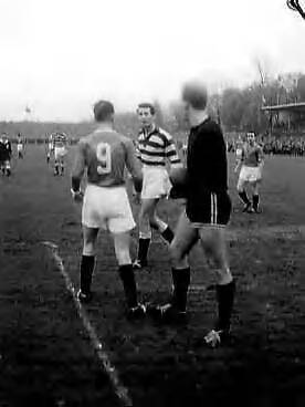 Fotocollectie Anefo — Voetbal. ADO tegen Blauw-Wit 1-0. Spelmoment — Foto: Pot, Harry / Anefo. Licentie: Set B: Rechtenvrij / Publiek Domein. Bron: Nationaal Archief. http://hdl.handle.net/10648/a96e40f4-d0b4-102d-bcf8-003048976d84