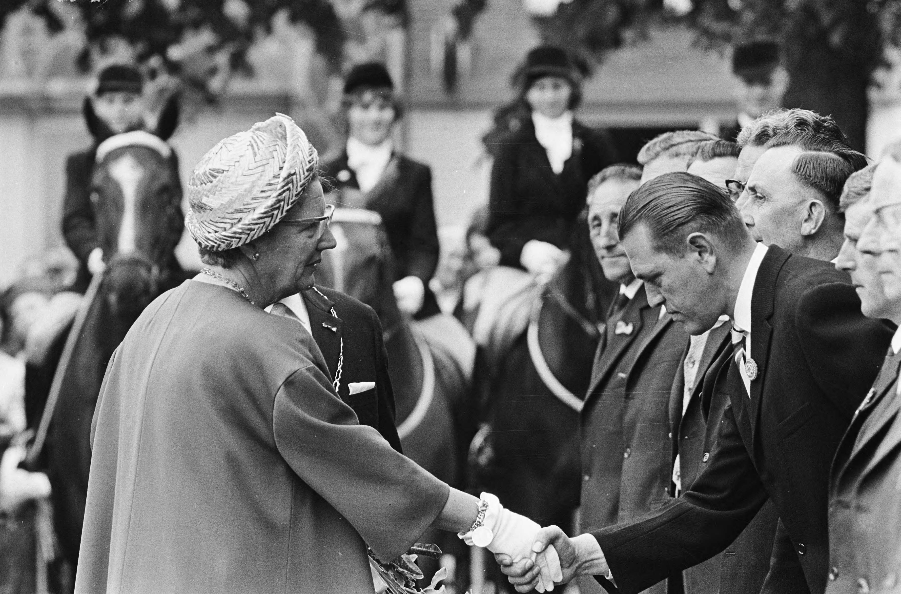 Koningin Juliana onthult het Van Gogh-monument in Zundert — Koningin Juliana wordt voorgesteld aan leden van het gemeentebestuur — Foto: Fotograaf Onbekend / Anefo. Licentie: Set B: Rechtenvrij / Publiek Domein. Bron: Nationaal Archief. http://hdl.handle.net/10648/aa6af5ce-d0b4-102d-bcf8-003048976d84