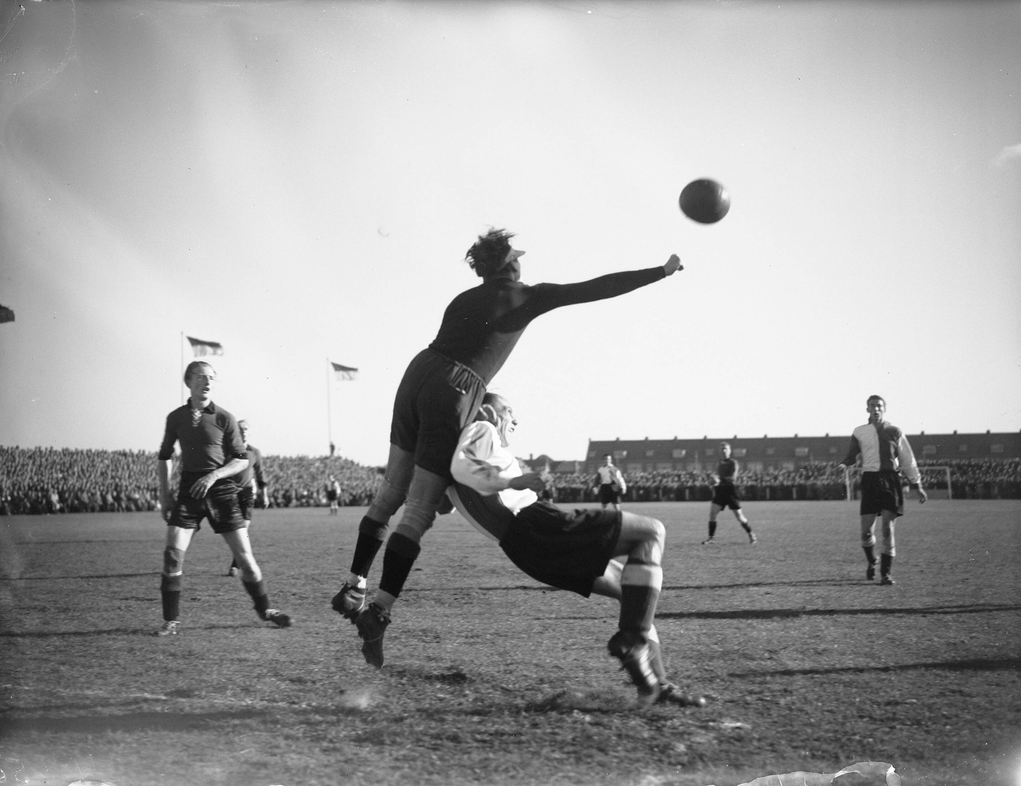 Fotocollectie Anefo — Voetbal. EDO tegen Feijenoord (0-0). Spelmoment. EDO-keeper Joop Wille in actie. Hierna raakte hij geblesseerd door een arm uit de kom — Foto: Meijer, T.A. / Anefo. Licentie: Set B: Rechtenvrij / Publiek Domein. Bron: Nationaal Archief. http://hdl.handle.net/10648/a8aec418-d0b4-102d-bcf8-003048976d84