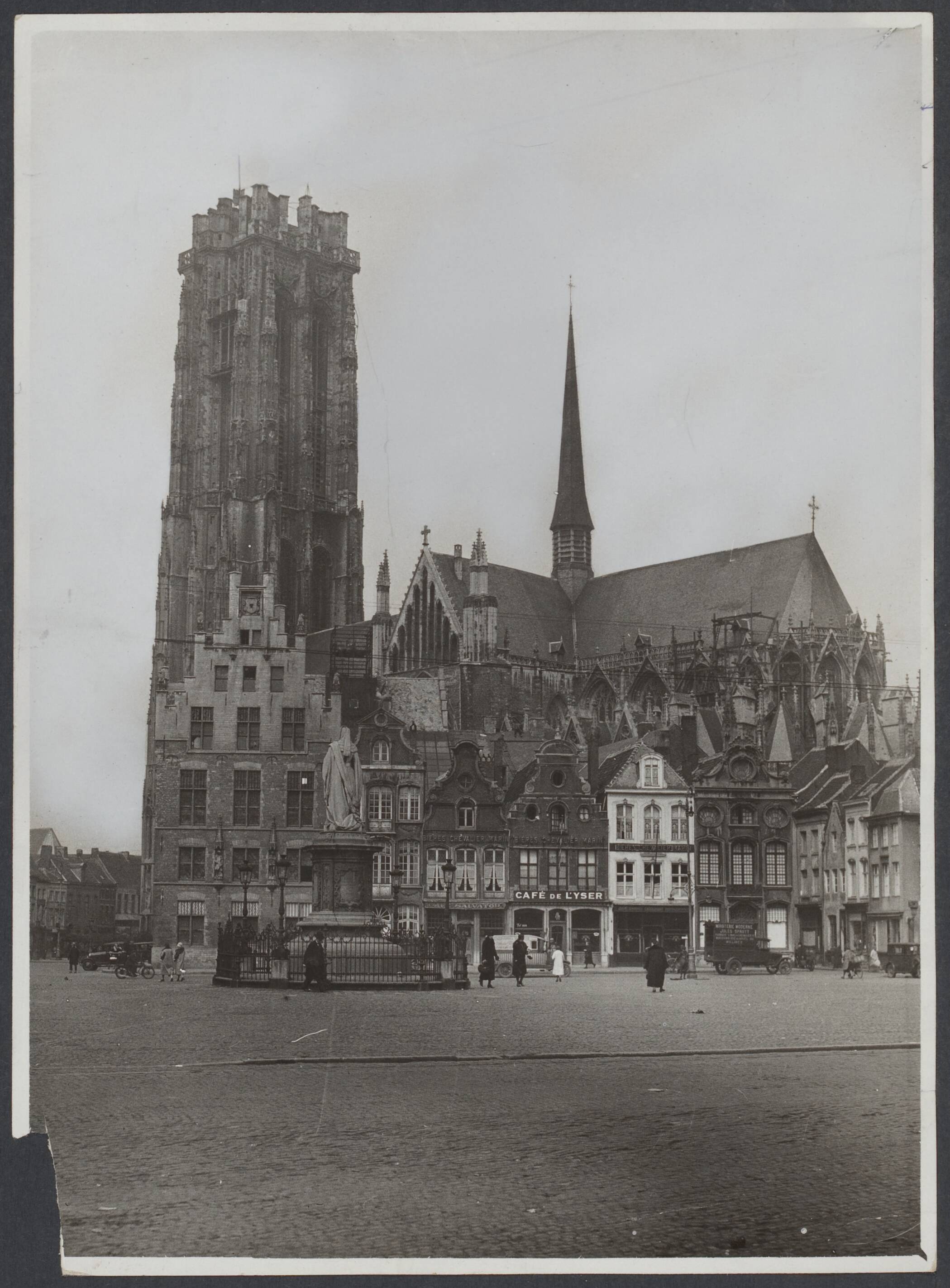 Mechelen — Mechelen. St. Romboutskathedraal gezien vanaf de Grote Markt met het postkantoor en barokke gevels — Foto: Onbekend / Publiek Domein of Rechtenvrij. Licentie: Set B: Rechtenvrij / Publiek Domein. Bron: Nationaal Archief. http://hdl.handle.net/10648/8de8c925-57b0-9156-b13f-1d343fb9d909