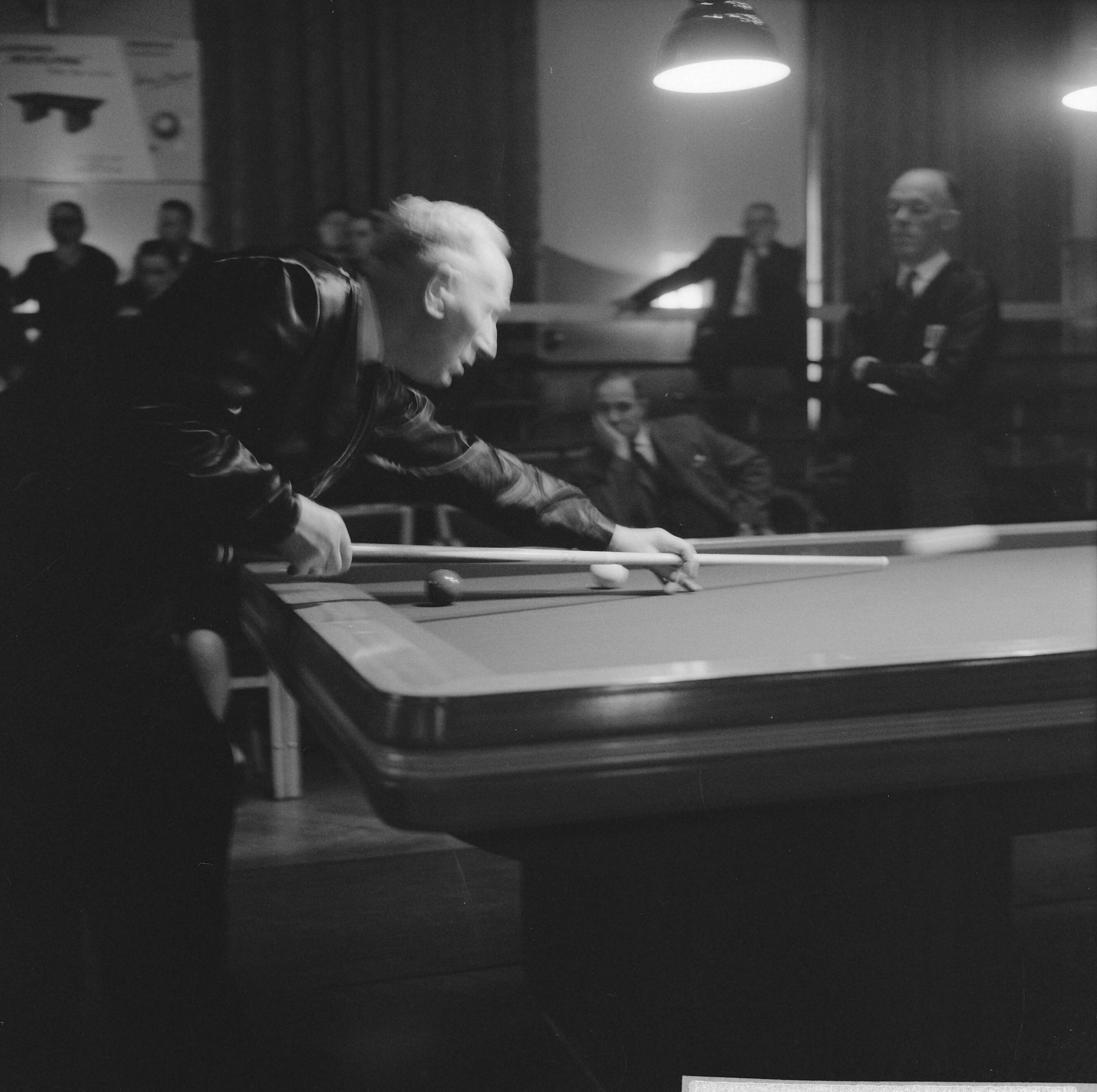 Fotocollectie Anefo — Biljarten Nederlandse Kampioenschappen Eerste Klasse Driebanden in Utrecht. Oudste deelnemer Broekhuizen aan stoot — Foto: Koch, Eric / Anefo. Licentie: Set B: Rechtenvrij / Publiek Domein. Bron: Nationaal Archief. http://hdl.handle.net/10648/a9f742a0-d0b4-102d-bcf8-003048976d84