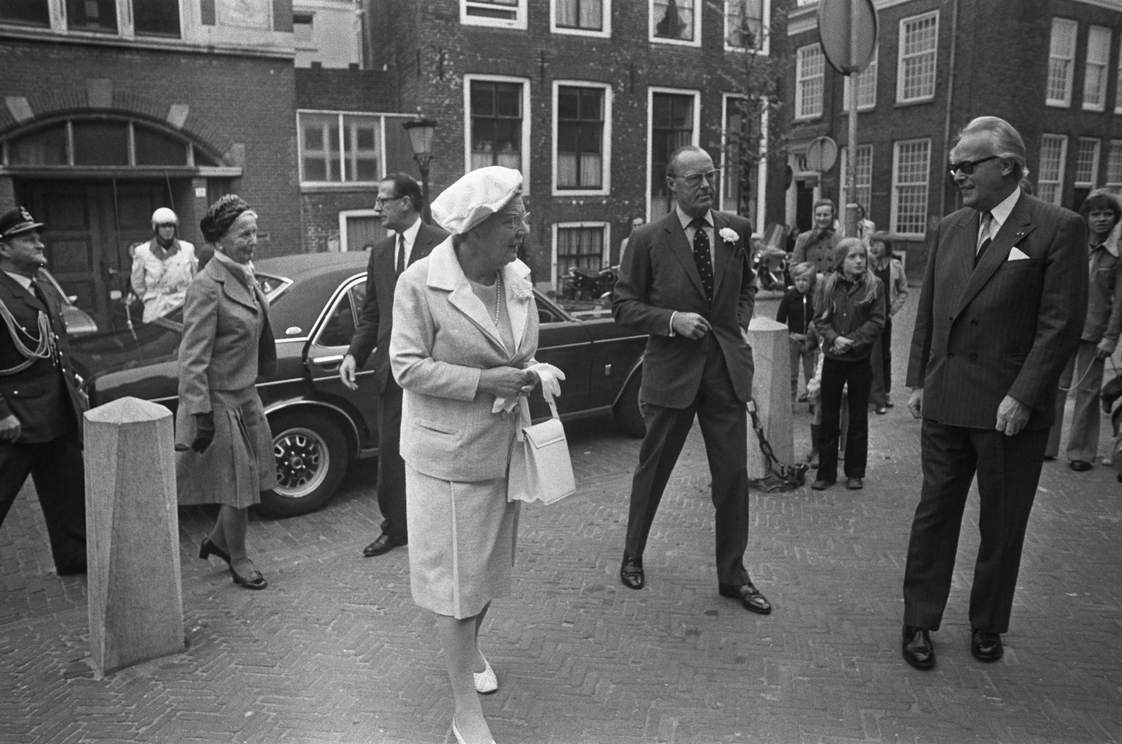 Fotocollectie Anefo — koningin Juliana en Bernhard bij kerkdienst in Utrecht t.g.v. het 25-jarig bestaan van de Raad van Europa ; ontvangst koningin Juliana — Foto: Peters, Hans / Anefo. Licentie: Set B: Rechtenvrij / Publiek Domein. Bron: Nationaal Archief. http://hdl.handle.net/10648/ac4a0cae-d0b4-102d-bcf8-003048976d84