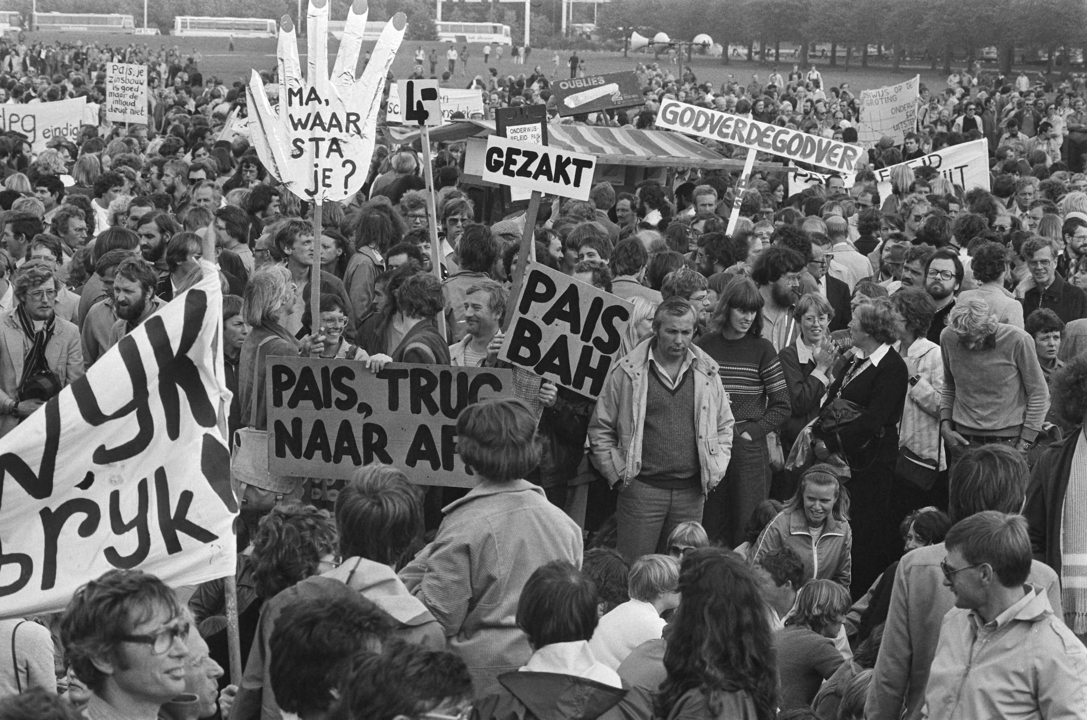 Fotocollectie Anefo — Demonstratie leerkrachten in Den Haag tegen beleid regering, demonstranten op het Malieveld — Foto: Croes, Rob C. / Anefo. Licentie: Set B: Rechtenvrij / Publiek Domein. Bron: Nationaal Archief. http://hdl.handle.net/10648/ace974ce-d0b4-102d-bcf8-003048976d84