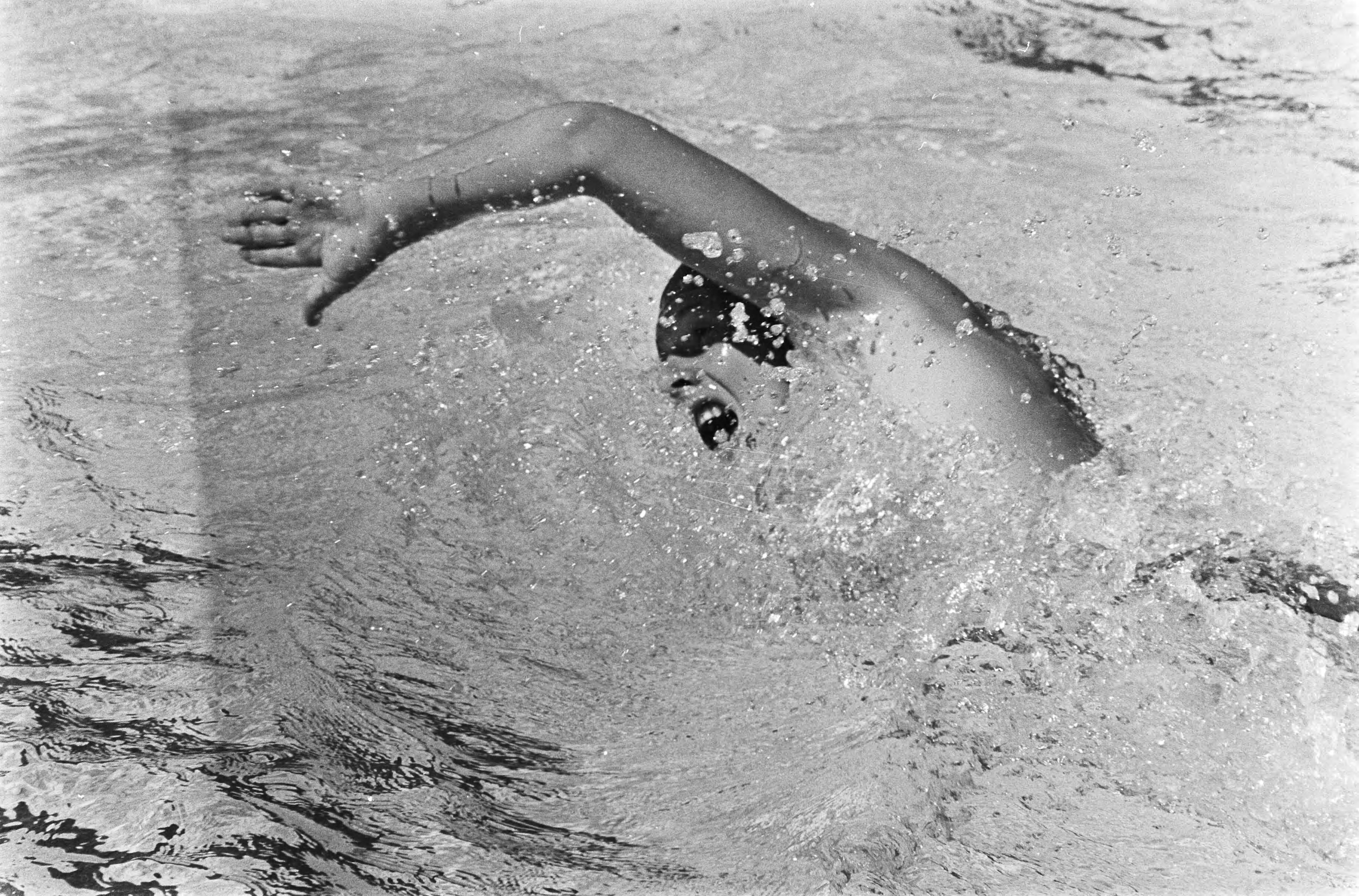 Fotocollectie Anefo — Nationale zwemkampioenschappen te Den Haag zwembad Overbosch, Ton van Klooster in actie — Foto: Peters, Hans / Anefo. Licentie: Set B: Rechtenvrij / Publiek Domein. Bron: Nationaal Archief. http://hdl.handle.net/10648/abc7ee9a-d0b4-102d-bcf8-003048976d84