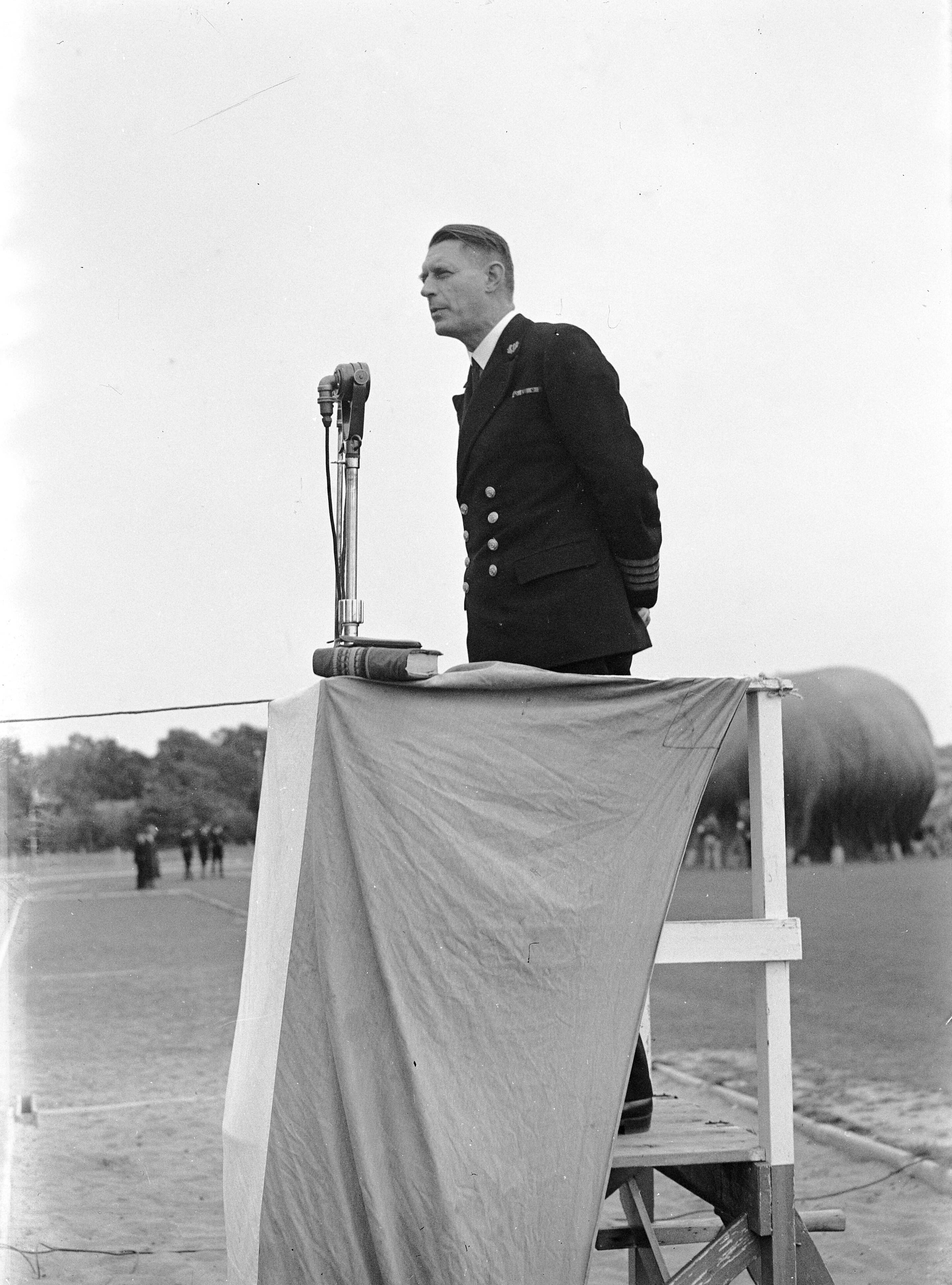 Fotocollectie Anefo — Landdag van de koninklijke vereniging "Oost en West" op het Hilversumse Sportpark — Foto: Sagers, Harry / Anefo. Licentie: Set B: Rechtenvrij / Publiek Domein. Bron: Nationaal Archief. http://hdl.handle.net/10648/a8adc1da-d0b4-102d-bcf8-003048976d84