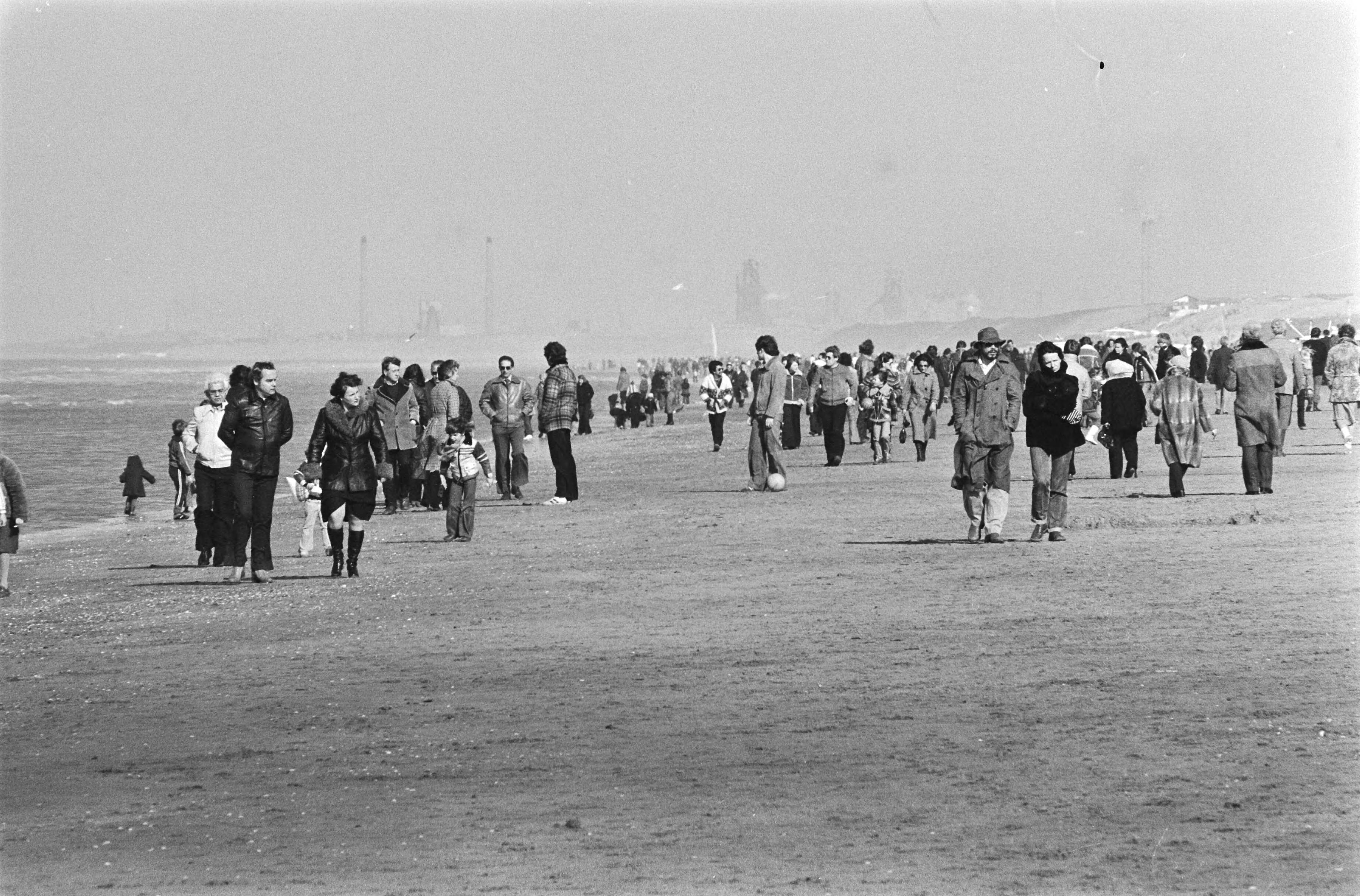 Fotocollectie Anefo — Drukte op strand (Zandvoort) door mooi weer — Foto: Suyk, Koen / Anefo. Licentie: Set B: Rechtenvrij / Publiek Domein. Bron: Nationaal Archief. http://hdl.handle.net/10648/acad359a-d0b4-102d-bcf8-003048976d84