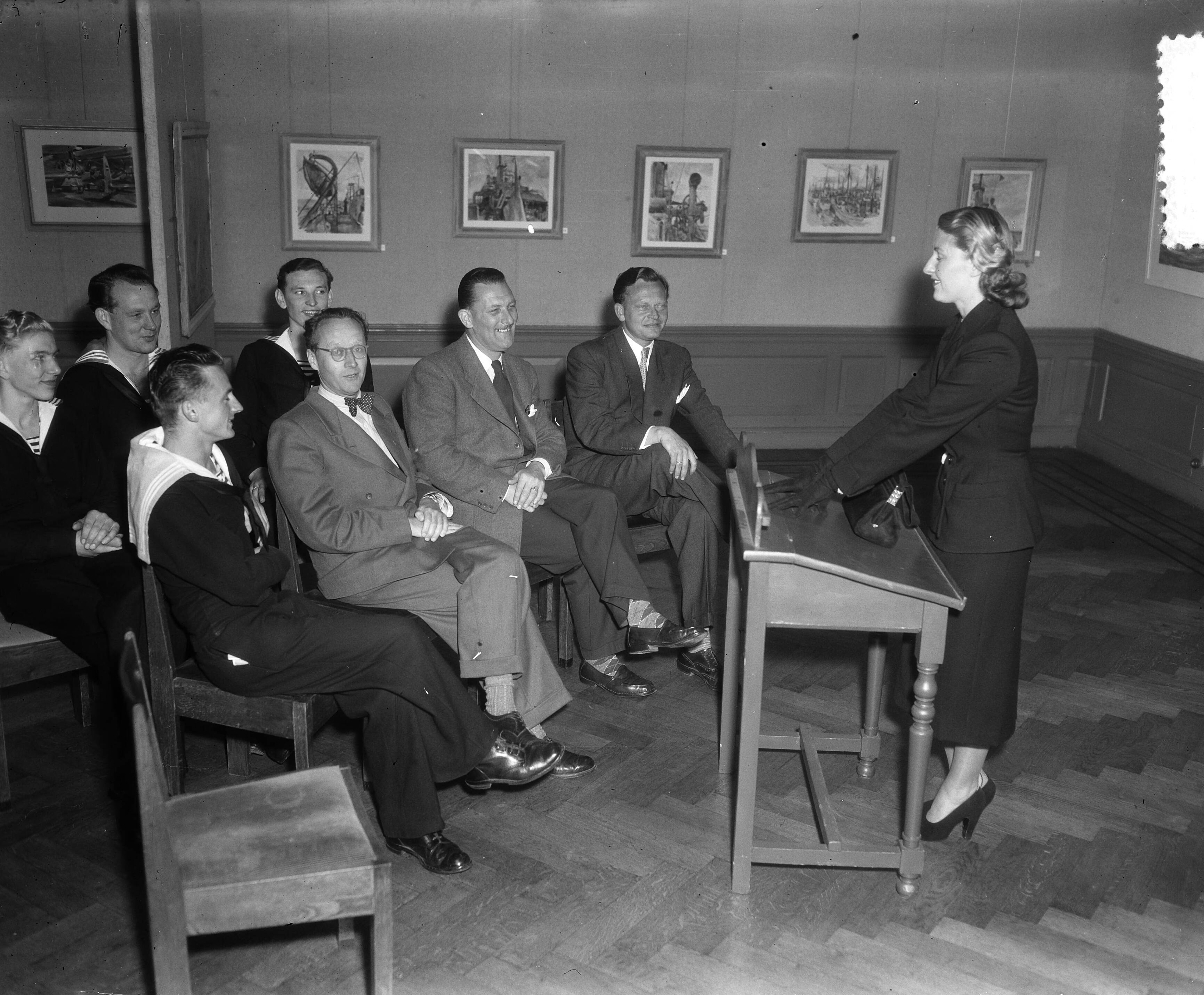 Fotocollectie Anefo — Tentoonstelling "Schilders ter Zee" in Den Haag — Foto: Duinen, H. van / Anefo. Licentie: Set B: Rechtenvrij / Publiek Domein. Bron: Nationaal Archief. http://hdl.handle.net/10648/a8ee493a-d0b4-102d-bcf8-003048976d84