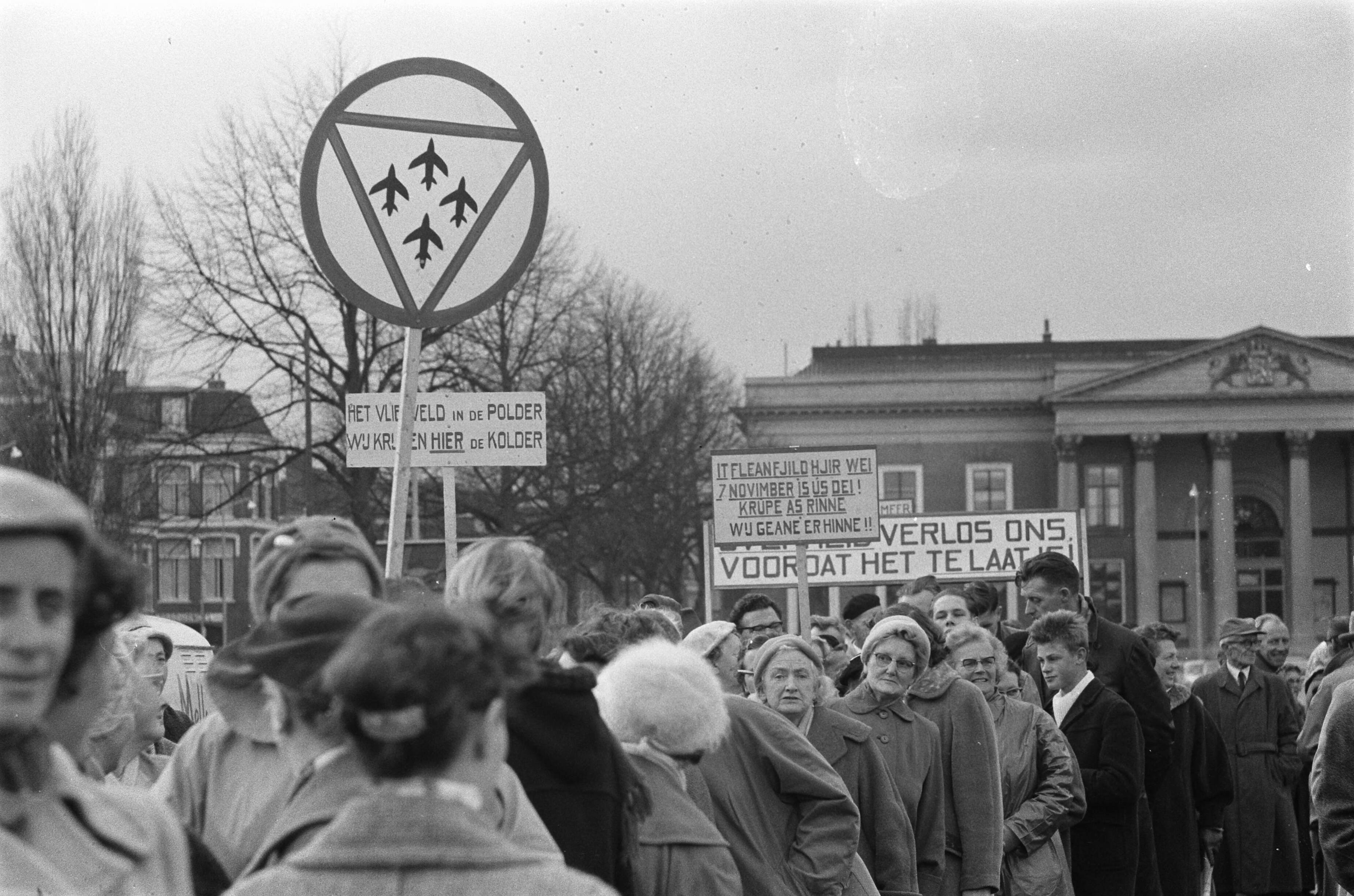 Fotocollectie Anefo — Protestdemonstratie tegen uitbreiding basis Leeuwarden. Protesterende bevolking voor het provinciehuis — Foto: Pot, Harry / Anefo. Licentie: Set B: Rechtenvrij / Publiek Domein. Bron: Nationaal Archief. http://hdl.handle.net/10648/a9be049a-d0b4-102d-bcf8-003048976d84