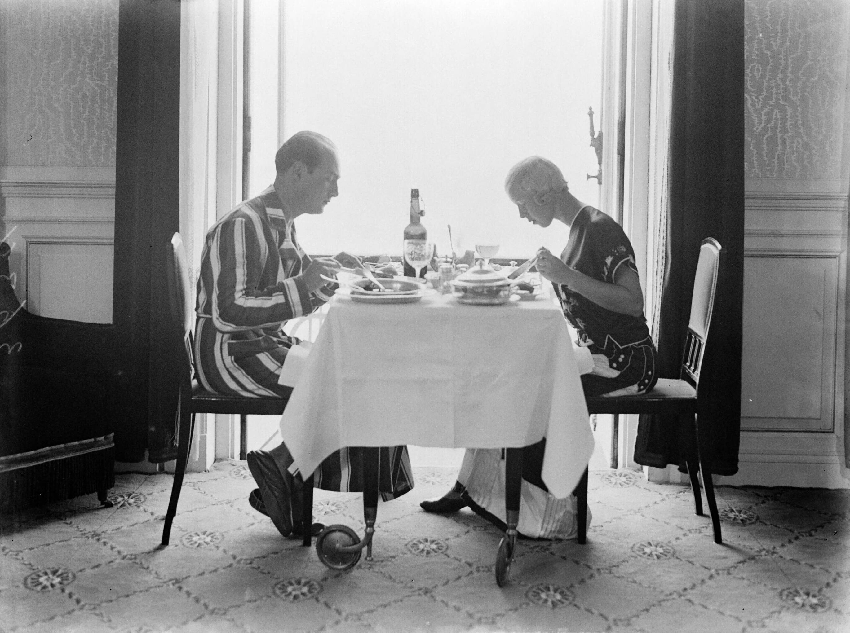 Scheveningen. — Een man (Farrar?) en een vrouw (Yvonne?) bij het ontbijt in een hotelkamer in het Palace Hotel in Scheveningen — Foto: Poll, Willem van de. Licentie: Set B: Rechtenvrij / Publiek Domein. Bron: Nationaal Archief. http://hdl.handle.net/10648/ae9abd78-d0b4-102d-bcf8-003048976d84
