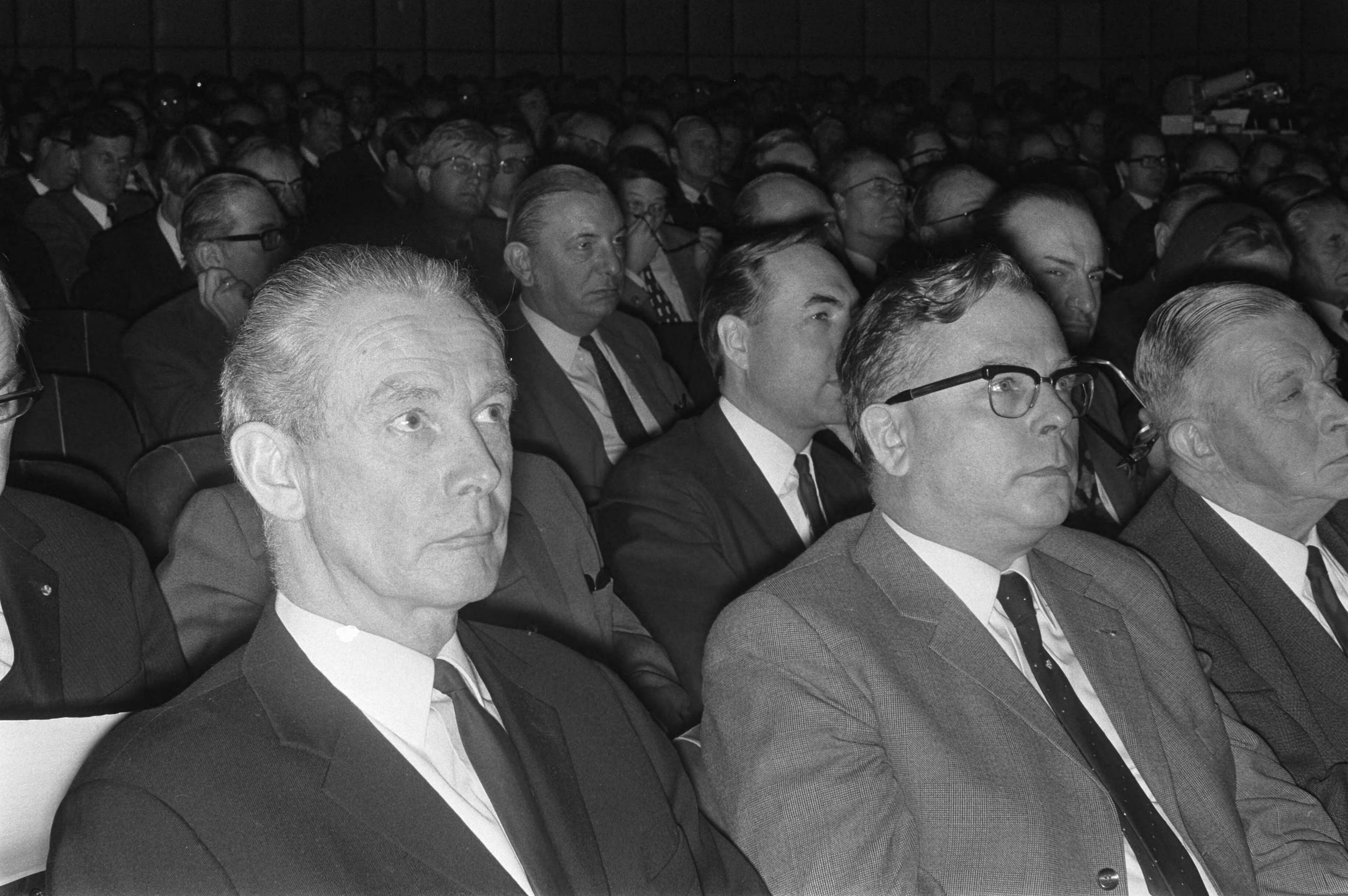 Fotocollectie Anefo — Congres van Nederlandse Wegen Congres , Utrecht, (l) ir. K. E. Huizingadie en (r) ir. J. A. Bleys in zaal — Foto: Peters, Hans / Anefo. Licentie: Set B: Rechtenvrij / Publiek Domein. Bron: Nationaal Archief. http://hdl.handle.net/10648/abda6fde-d0b4-102d-bcf8-003048976d84