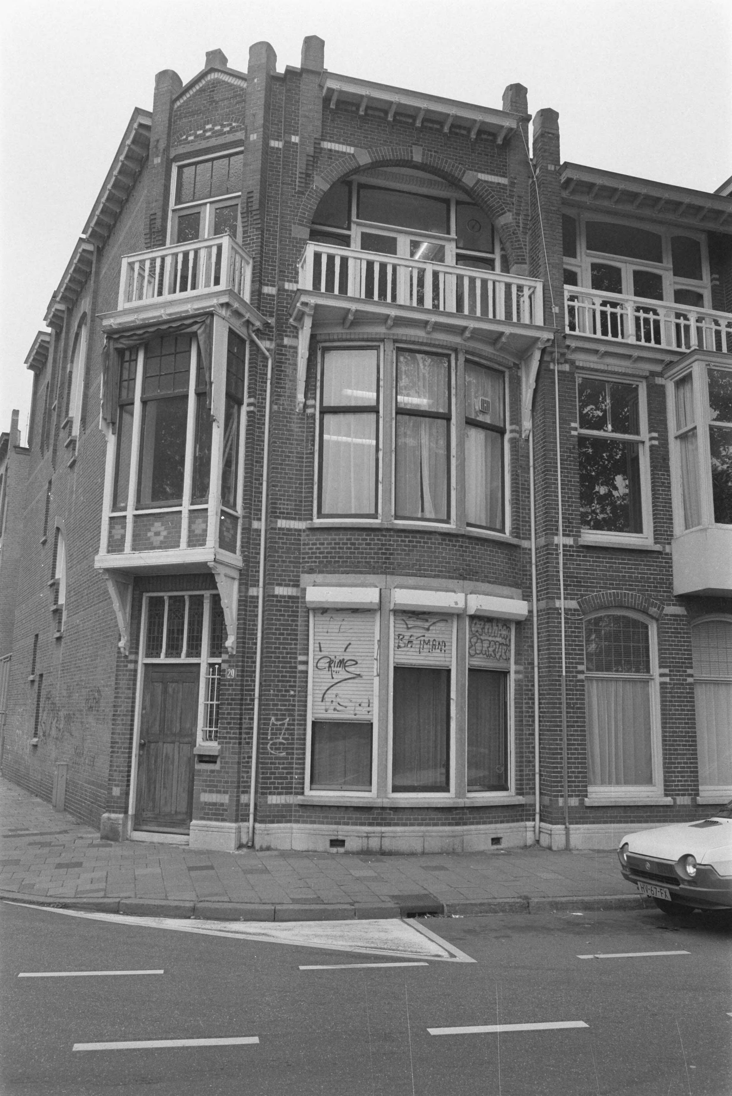 Fotocollectie Anefo — PLO-kantoor (exterieur) in Den Haag — Foto: Bogaerts, Rob / Anefo. Licentie: Set B: Rechtenvrij / Publiek Domein. Bron: Nationaal Archief. http://hdl.handle.net/10648/ad6d251c-d0b4-102d-bcf8-003048976d84