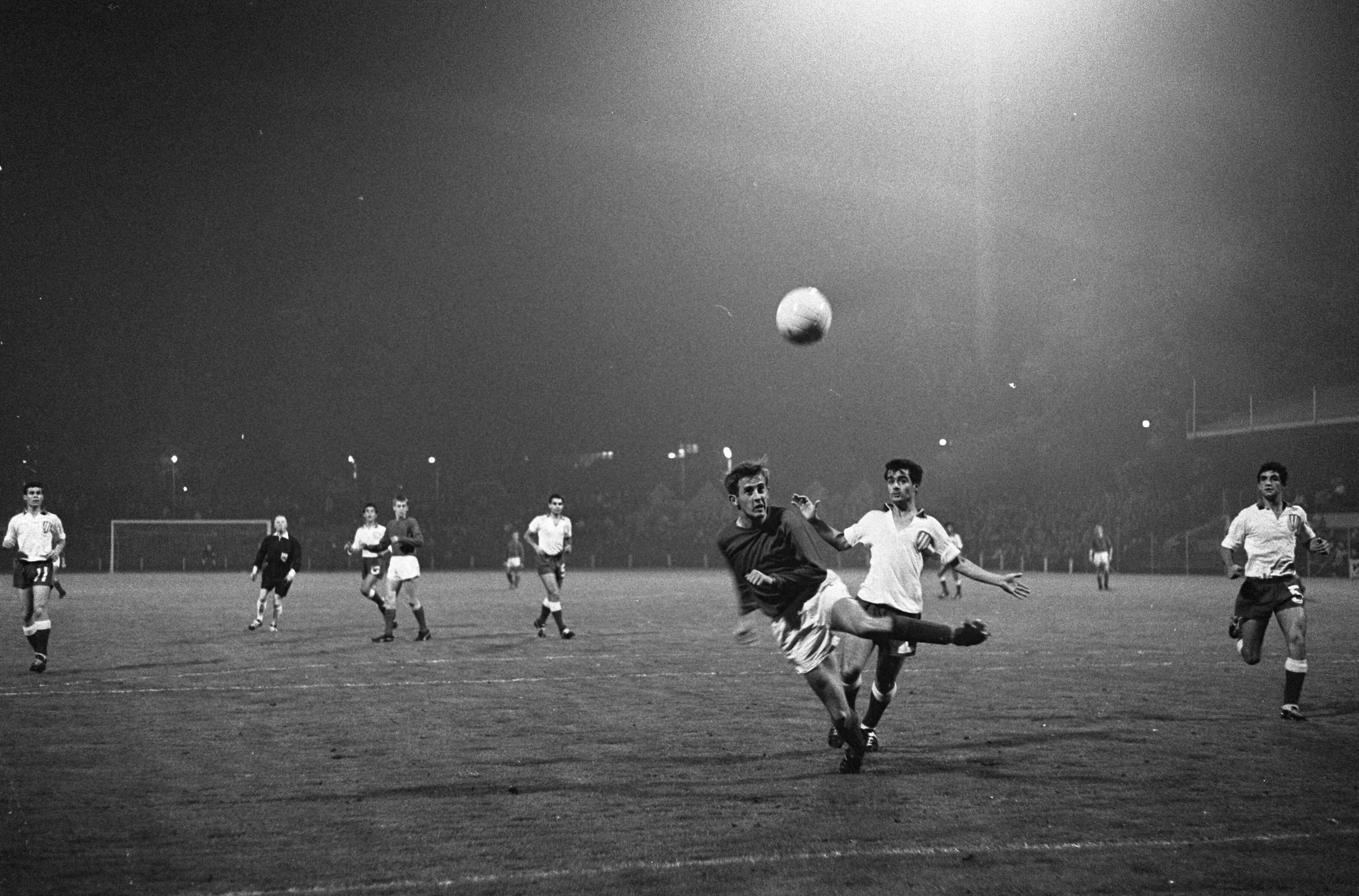 Fotocollectie Anefo — NAC tegen Floriana (Malta) 1-0 Europacup II. Pirraar (NAC links) kopt maar de bal zal naast gaan — Foto: Merk, Ben / Anefo. Licentie: Set B: Rechtenvrij / Publiek Domein. Bron: Nationaal Archief. http://hdl.handle.net/10648/ab2a38e4-d0b4-102d-bcf8-003048976d84