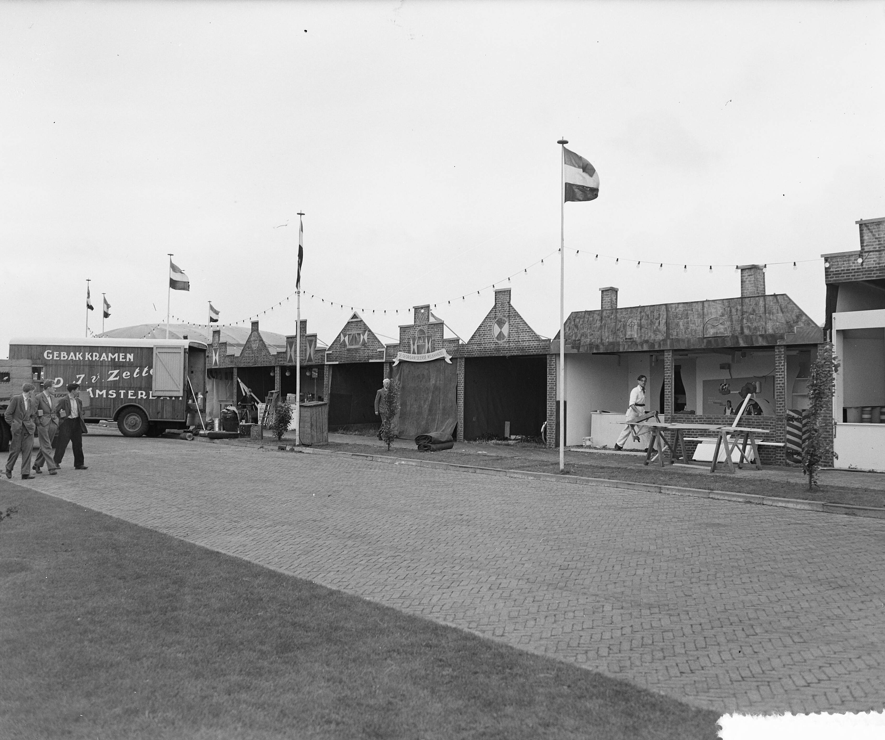 Fotocollectie Anefo — Vieriing 100-jarig bestaan van de haven van Huizen met Oud-Hollandse markt — Foto: Rossem, Wim van / Anefo. Licentie: Set B: Rechtenvrij / Publiek Domein. Bron: Nationaal Archief. http://hdl.handle.net/10648/a9248da6-d0b4-102d-bcf8-003048976d84