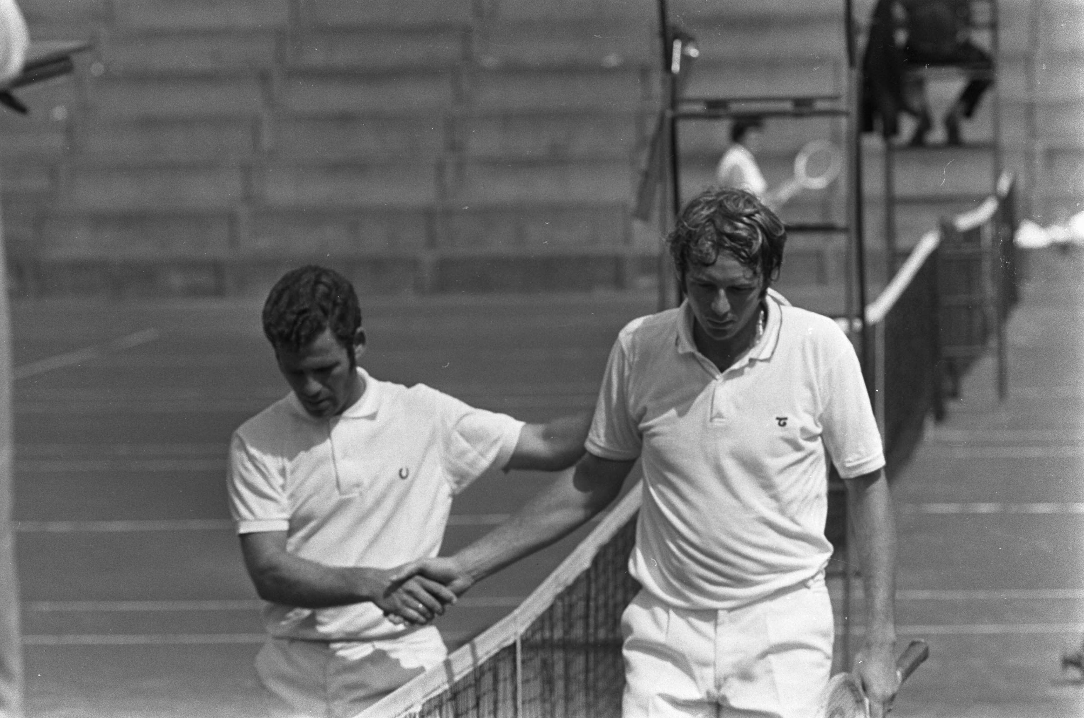 Fotocollectie Anefo — Nationale tenniskampioenschappen, Scheveningen; Fleury (rechts) wordt gefeliciterd door R. Gurowitch — Foto: Koch, Eric / Anefo. Licentie: Set B: Rechtenvrij / Publiek Domein. Bron: Nationaal Archief. http://hdl.handle.net/10648/ab9f5976-d0b4-102d-bcf8-003048976d84