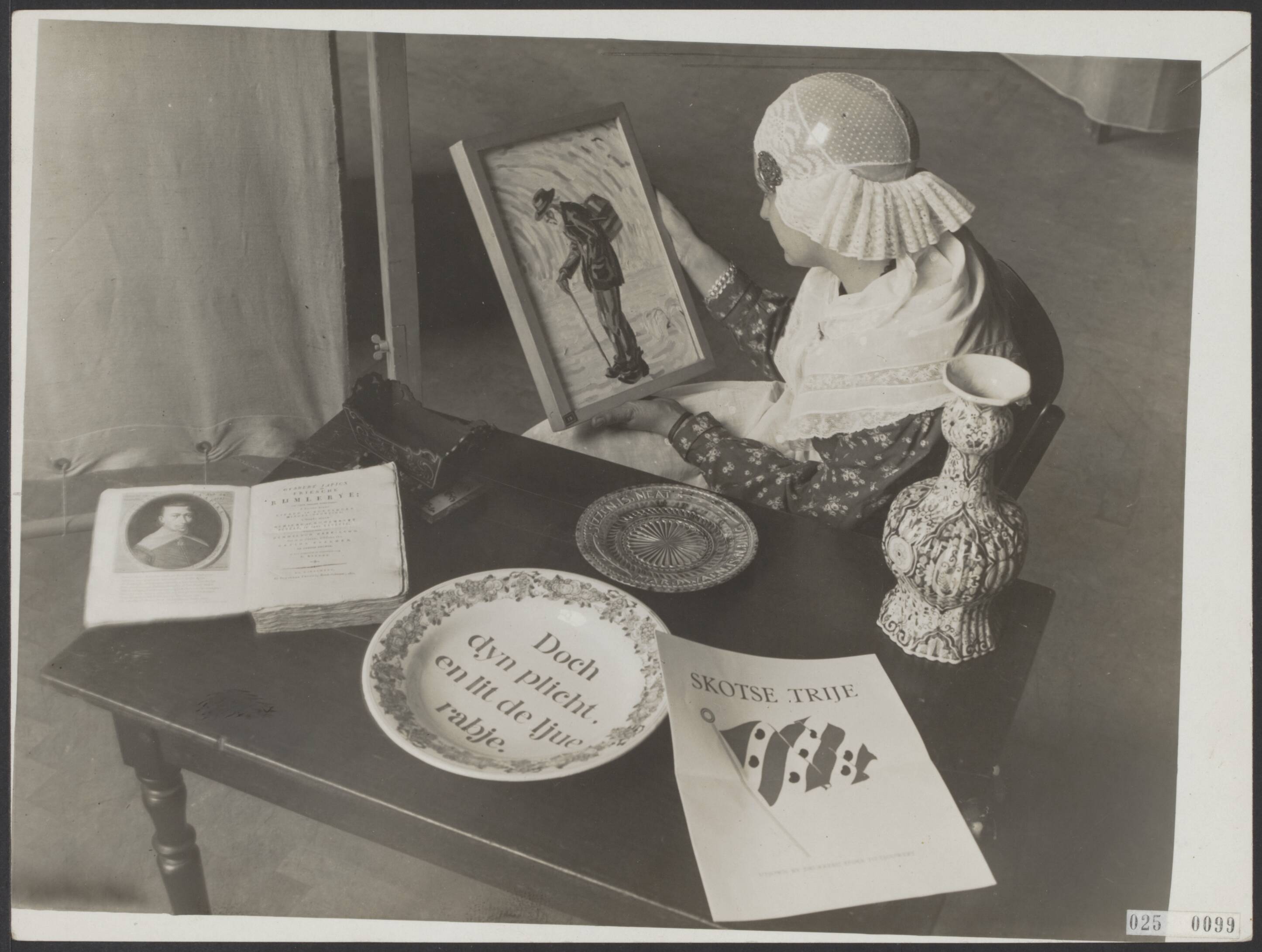 Fotocollectie Elsevier Binnenland — In het gebouw voor Kunsten en Wetenschappen te Utrecht wordt een tentoonstelling gehouden van Friese kunst. Een Friese juffer, porcelein, boek, vlag, wieg en Friese schilderkunst van Sierd Geertsma "Hworinne" — Foto: N.V. Polygoon. Licentie: Set B: Rechtenvrij / Publiek Domein. Bron: Nationaal Archief. http://hdl.handle.net/10648/add98b1c-d0b4-102d-bcf8-003048976d84