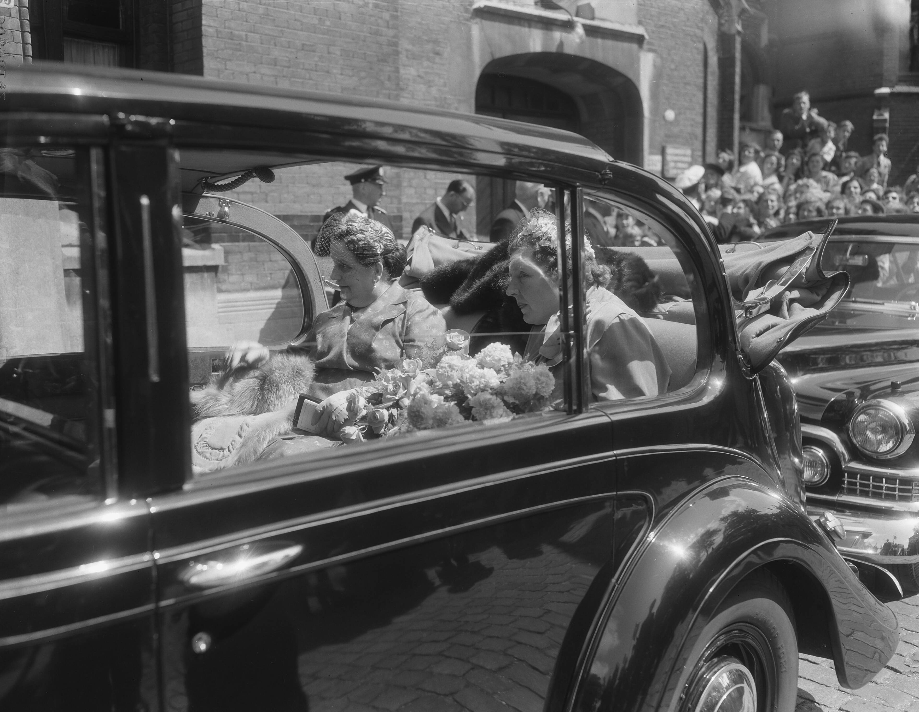 Staatsbezoek Franse president René Coty (1954) — Staatsbezoek Franse president René Coty. Tweede dag. Bezoek aan Den Haag. Rijtoer van koningin Juliana en mevrouw Coty — Foto: Noske, J.D. / Anefo. Licentie: Set B: Rechtenvrij / Publiek Domein. Bron: Nationaal Archief. http://hdl.handle.net/10648/a9264e20-d0b4-102d-bcf8-003048976d84
