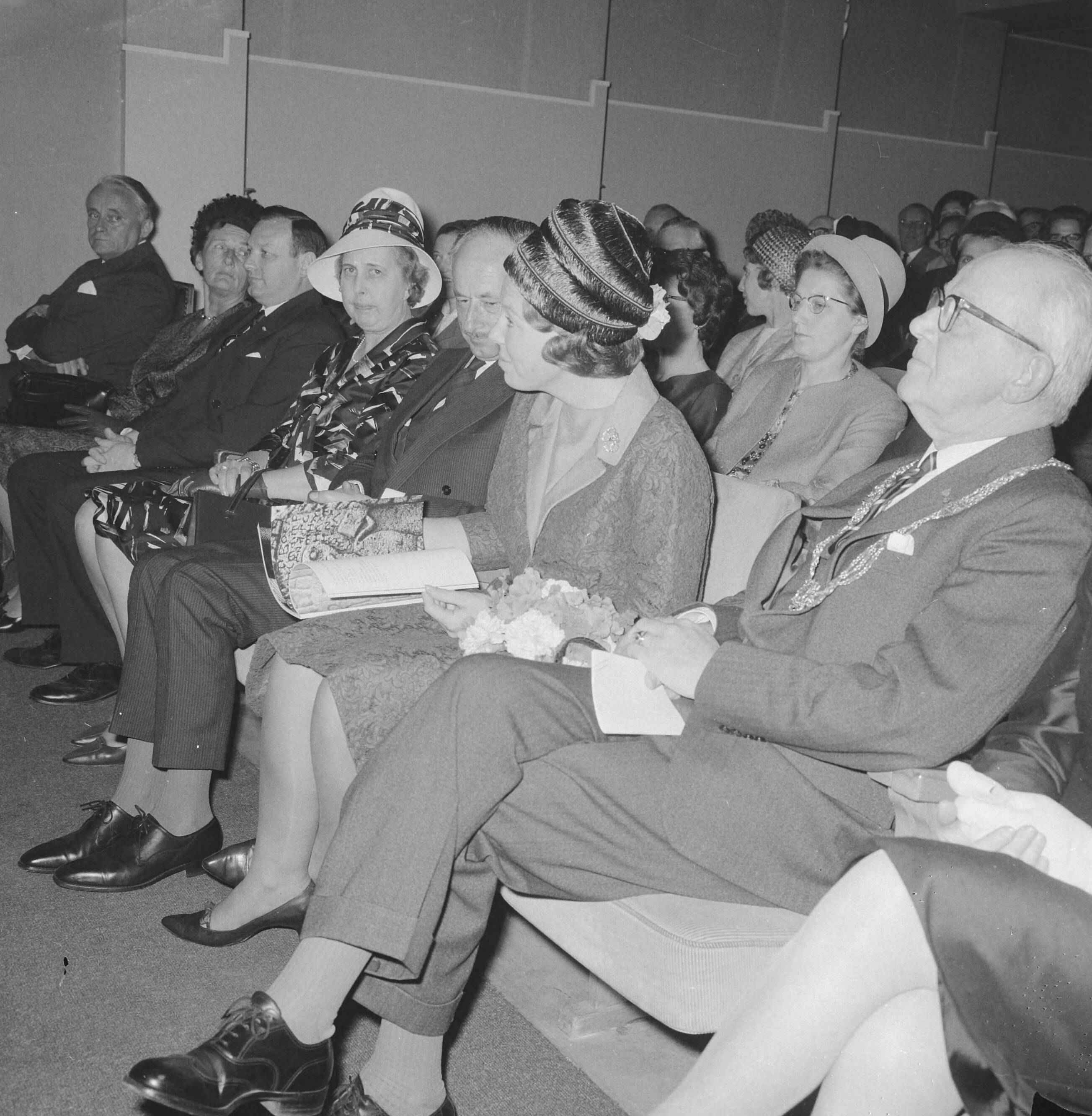 Fotocollectie Anefo — Prinses Beatrix woonde de opening bij van de tentoonstelling "Taal en Teken" in het Gemeentemuseum Den Haag. De prinses ontving het begeleidende fotoboek "Taal en Teken" met tekst van Bert Schierbeek en foto's van Cas Oorthuys — Foto: Nijs, Jac. de / Anefo. Licentie: Set B: Rechtenvrij / Publiek Domein. Bron: Nationaal Archief. http://hdl.handle.net/10648/aaa5ba6a-d0b4-102d-bcf8-003048976d84