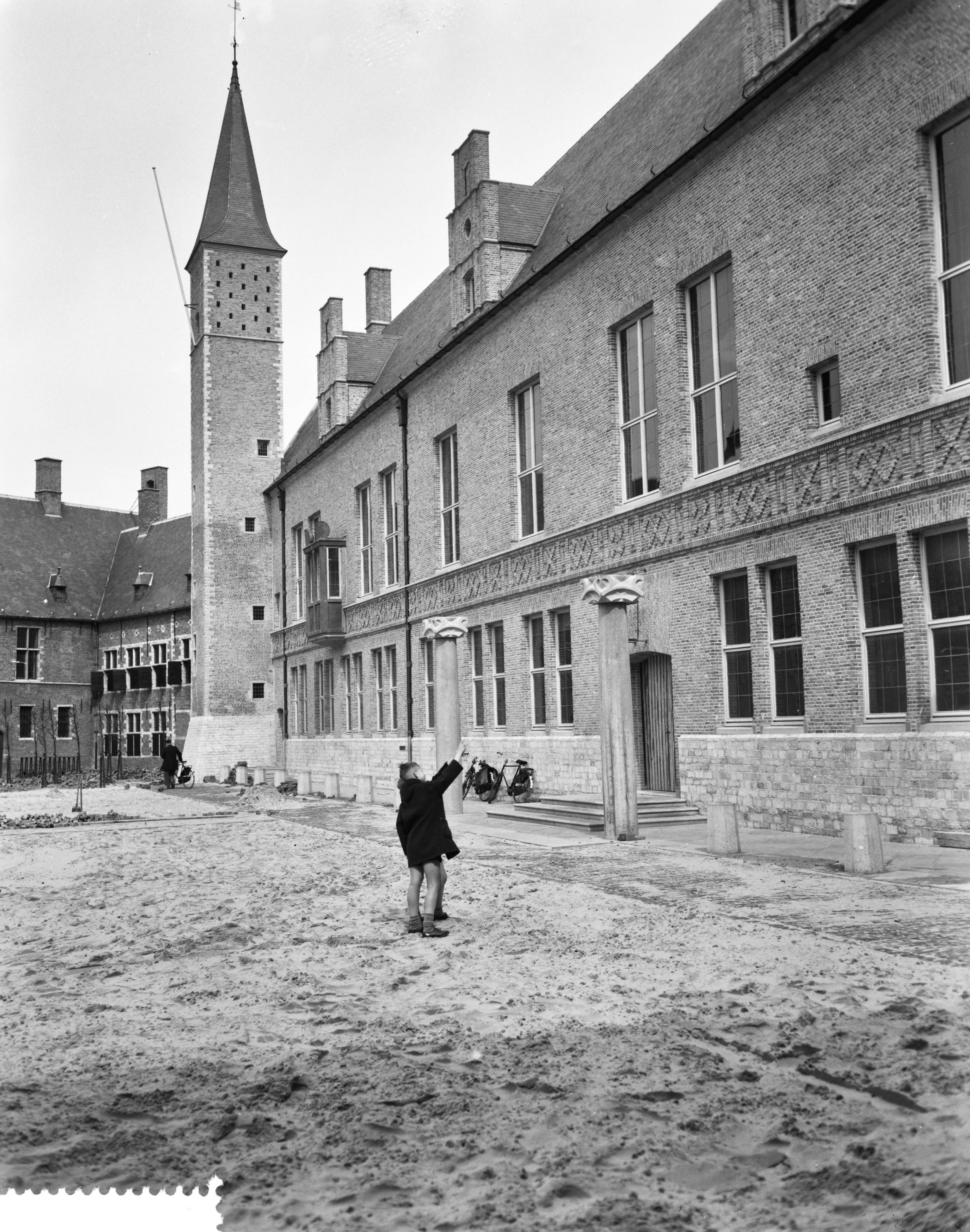 Fotocollectie Anefo — Zeeuws provinciehuis in Middelburg dat op 17 mei aanstaande door koningin Juliana geopend zal worden. Exterieur van het provinciehuis — Foto: Bilsen, Joop van / Anefo. Licentie: Set B: Rechtenvrij / Publiek Domein. Bron: Nationaal Archief. http://hdl.handle.net/10648/a9ac6da2-d0b4-102d-bcf8-003048976d84