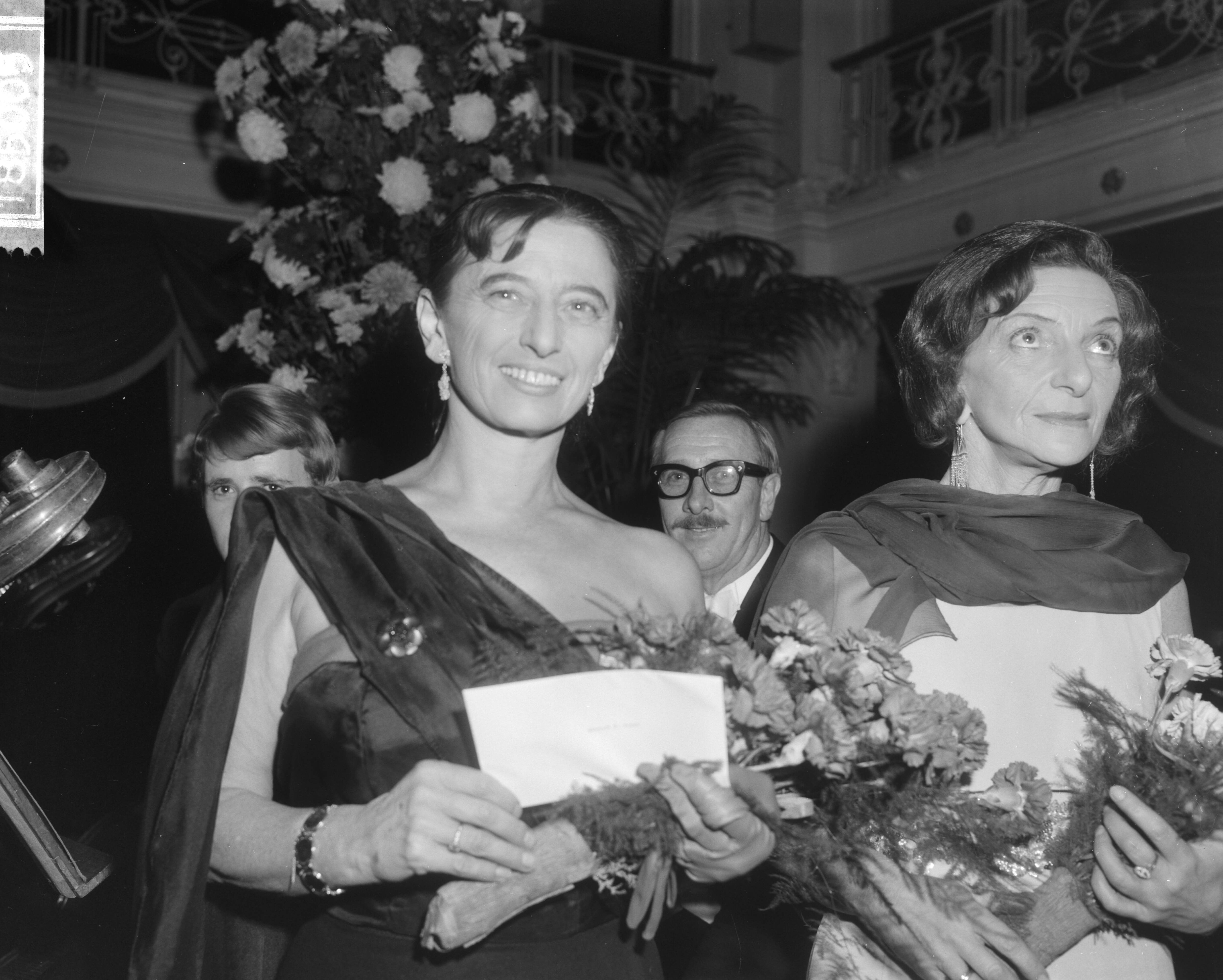 Fotocollectie Anefo — Uitreiking van de EMS Cultuurprijzen in het Kurhaus te Scheveningen; balletdanseressen Hans Snoek (l.) en Sonia Gaskell (r.) — Foto: Bilsen, Joop van / Anefo. Licentie: Set B: Rechtenvrij / Publiek Domein. Bron: Nationaal Archief. http://hdl.handle.net/10648/aacfddf4-d0b4-102d-bcf8-003048976d84