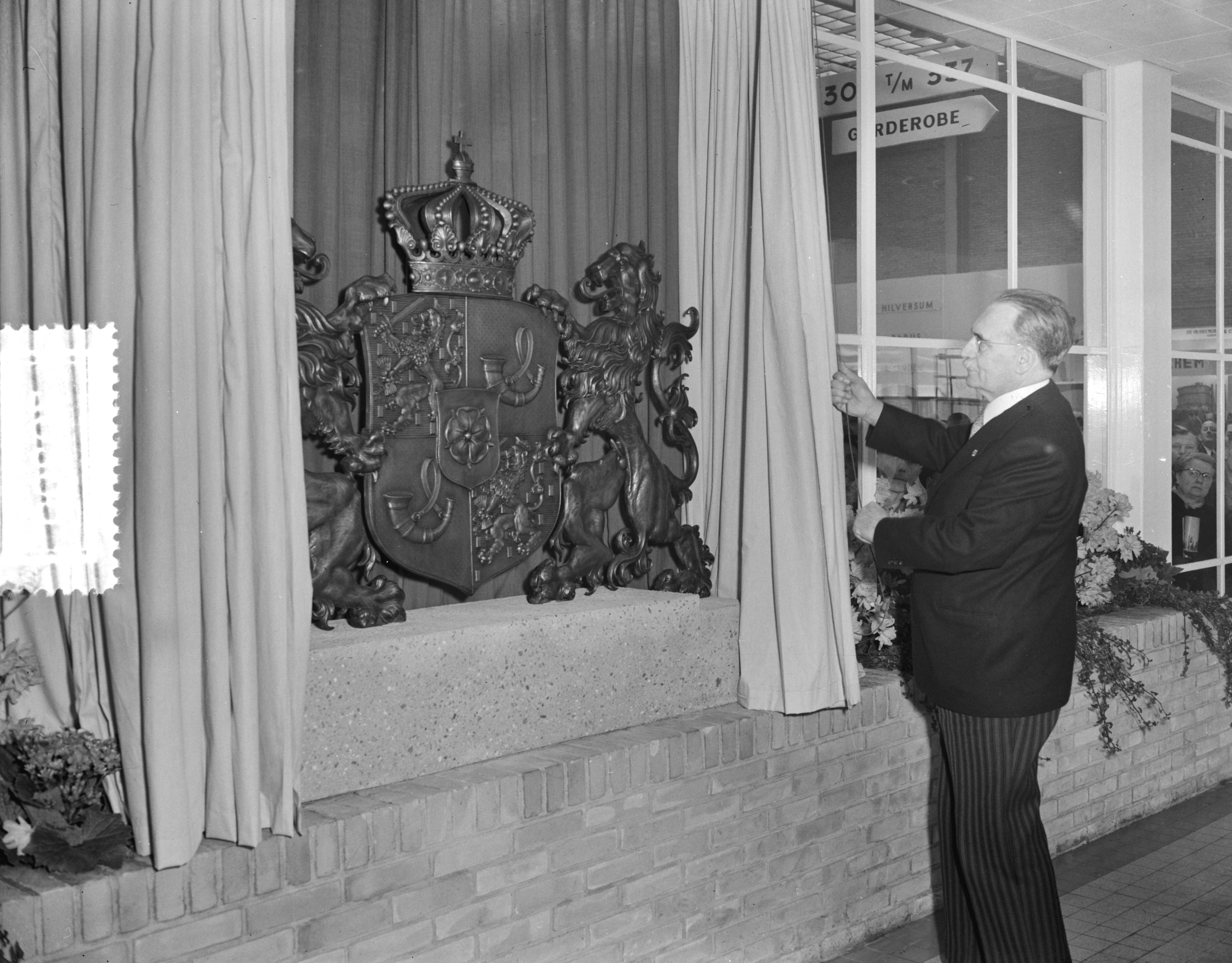 Fotocollectie Anefo — Opening Jaarbeurs Utrecht, Minister-president Drees onthult plaquette Margriethal — Foto: Pot, Harry / Anefo. Licentie: Set B: Rechtenvrij / Publiek Domein. Bron: Nationaal Archief. http://hdl.handle.net/10648/a931f996-d0b4-102d-bcf8-003048976d84