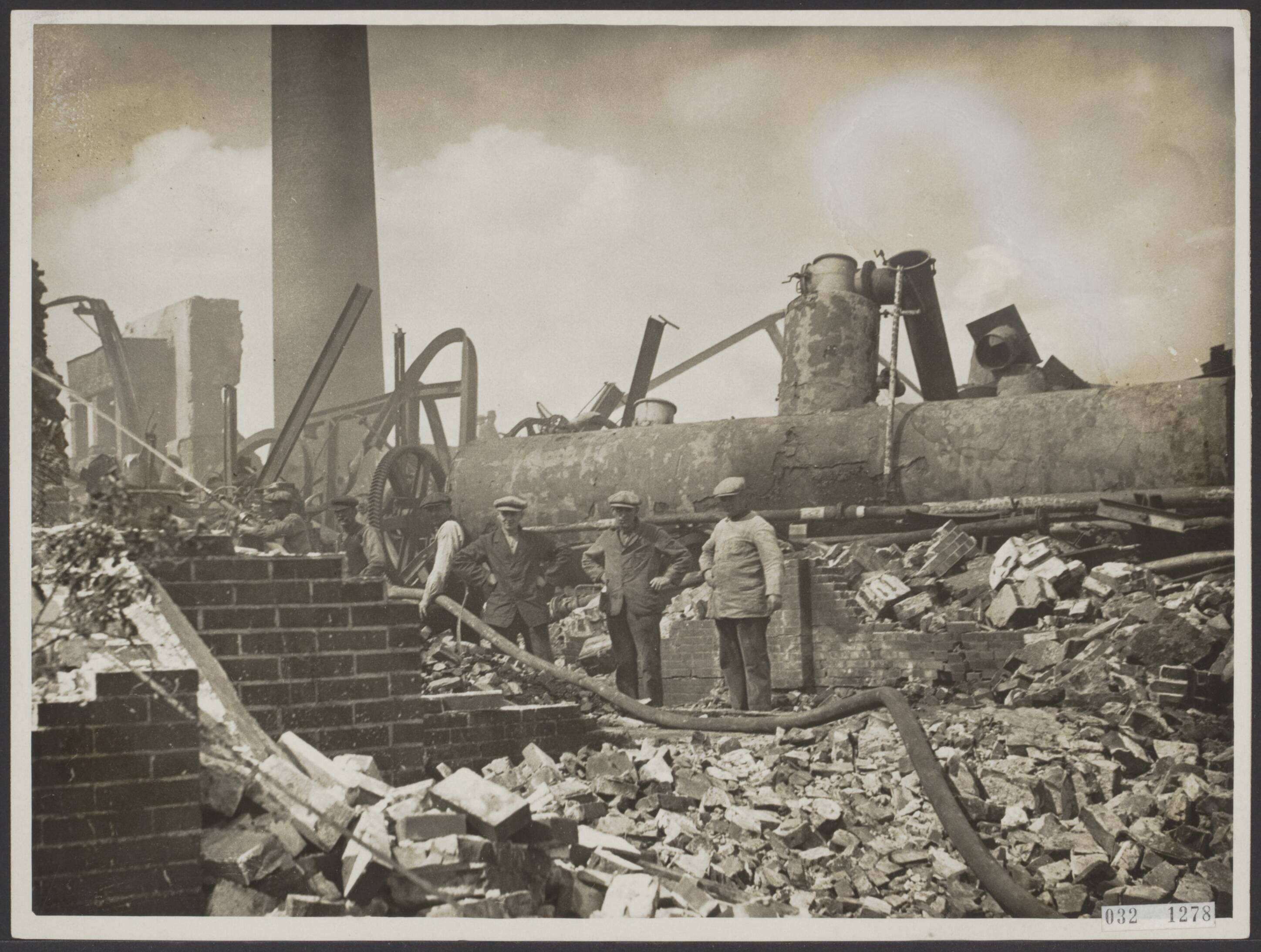 Fotocollectie Elsevier Binnenland — Explosie in aardappelmeel- en dextrinefabriek te Veendam. 2 mensen kwamen om — Foto: N.V. Polygoon. Licentie: Set B: Rechtenvrij / Publiek Domein. Bron: Nationaal Archief. http://hdl.handle.net/10648/ade57f26-d0b4-102d-bcf8-003048976d84