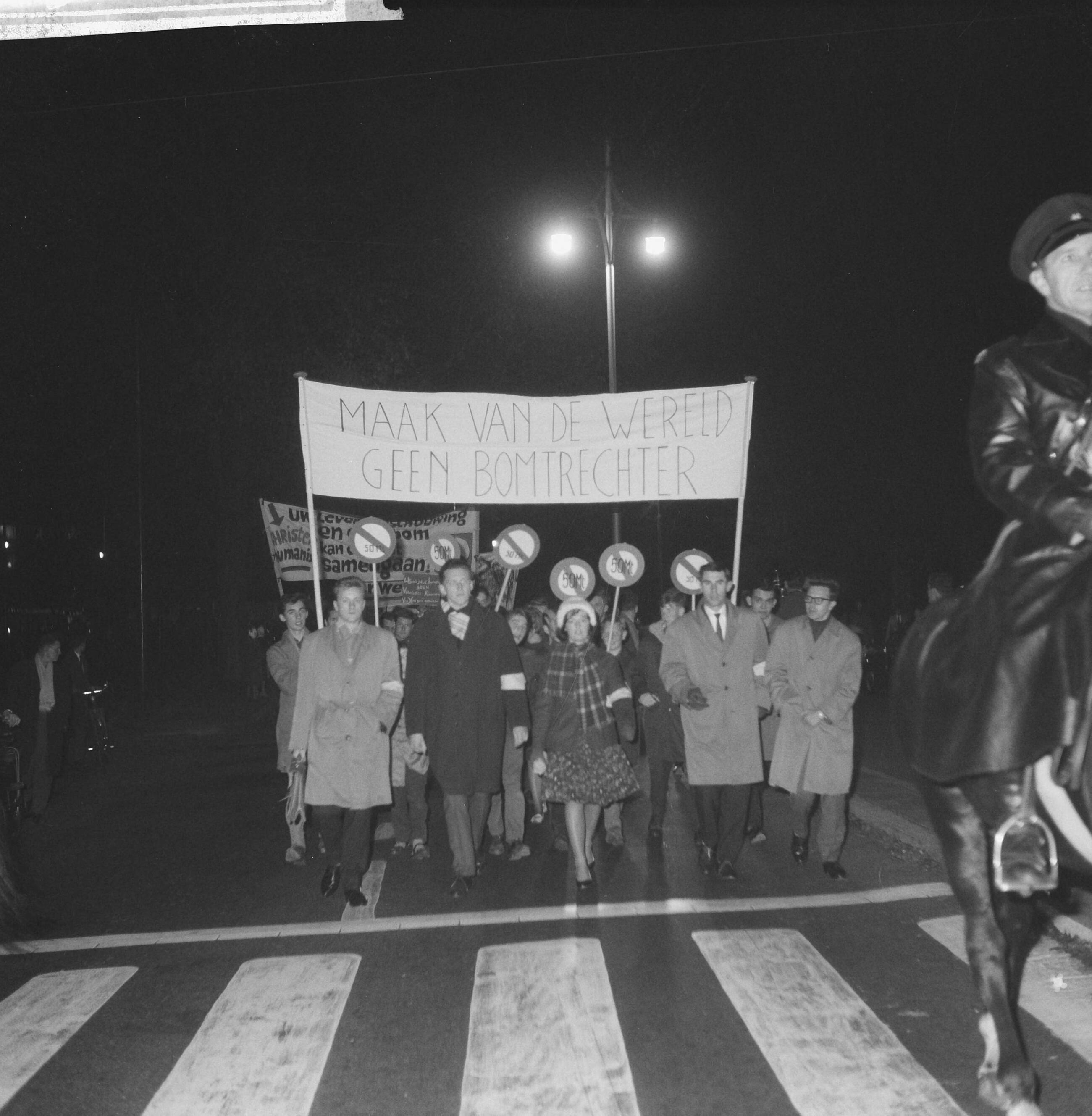 Fotocollectie Anefo — Anti-Atoombommars in Den Haag. De betogers onderweg — Foto: Pot, Harry / Anefo. Licentie: Set B: Rechtenvrij / Publiek Domein. Bron: Nationaal Archief. http://hdl.handle.net/10648/a9e99466-d0b4-102d-bcf8-003048976d84