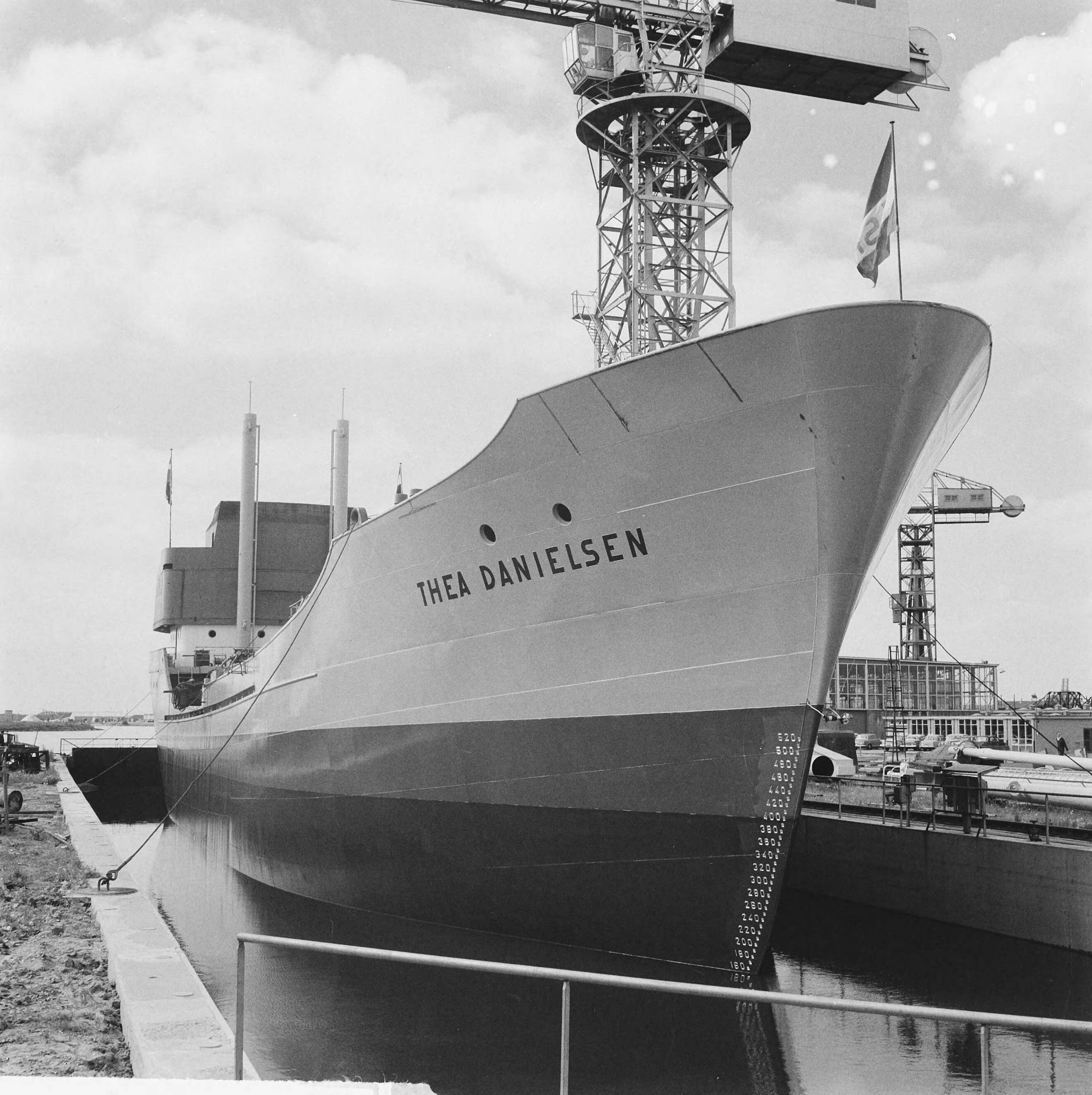 Fotocollectie Anefo — Tewaterlating "Thea Danielsen" (opdracht Zaanlandsche Scheepsbouw Maatschappij) — Foto: Koch, Eric / Anefo. Licentie: Set B: Rechtenvrij / Publiek Domein. Bron: Nationaal Archief. http://hdl.handle.net/10648/aa15ccc0-d0b4-102d-bcf8-003048976d84