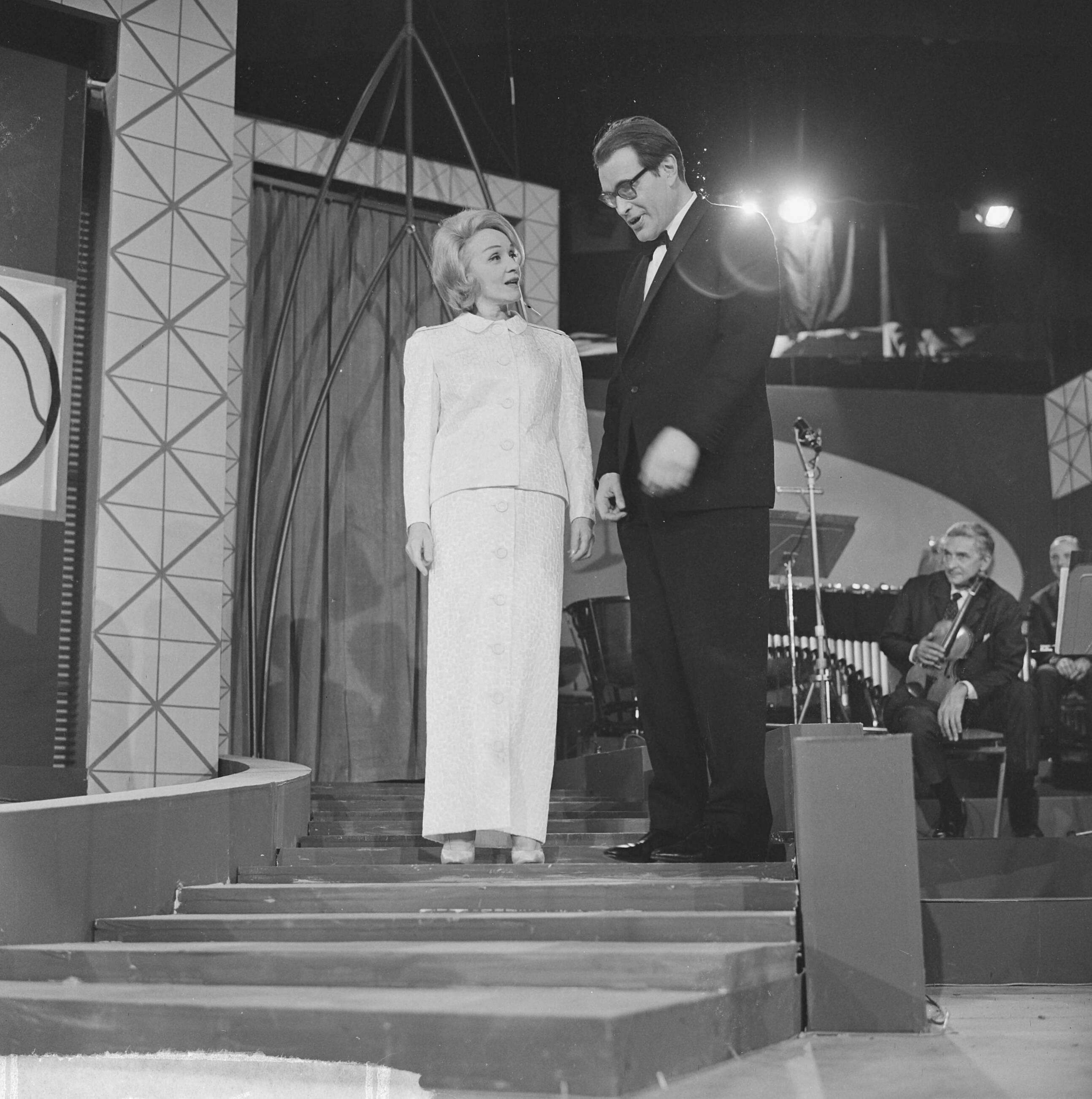 Grand Gala du Disque 1963 — Grand Gala du Disque Populair in het Kurhaus te Scheveningen. Presentator Godfried Bomans en Marlene Dietrich — Foto: Koch, Eric / Anefo. Licentie: Set B: Rechtenvrij / Publiek Domein. Bron: Nationaal Archief. http://hdl.handle.net/10648/aa49893e-d0b4-102d-bcf8-003048976d84