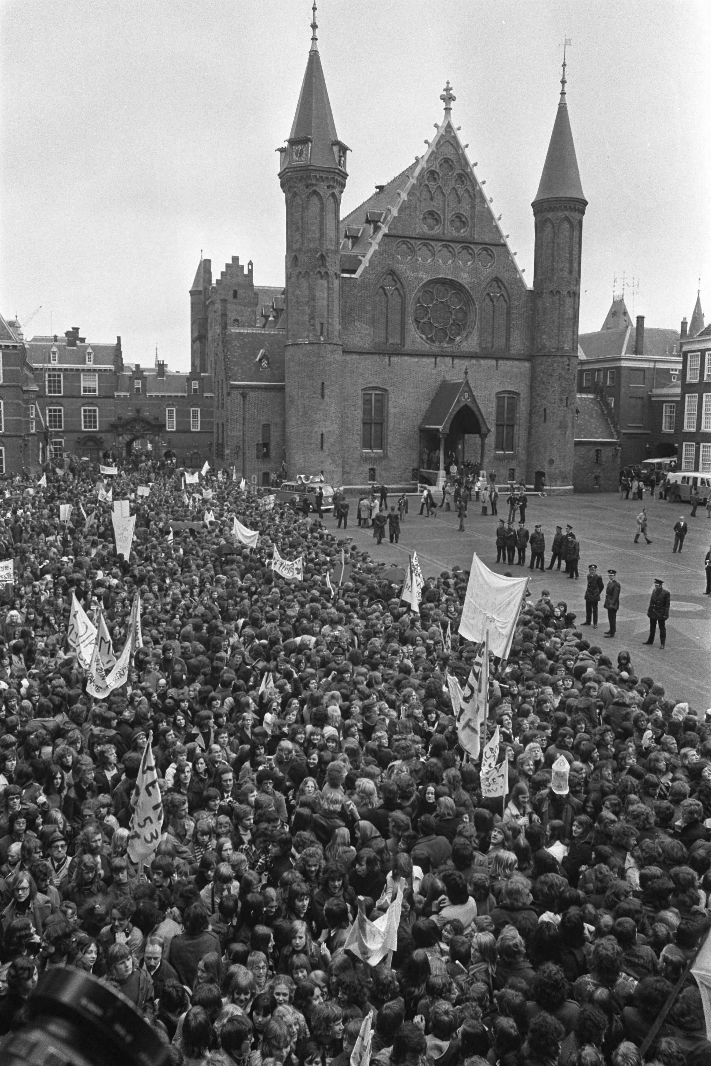 Fotocollectie Anefo — Demonstratie en hoorzitting over Veronica in Den Haag , overzicht demonstratie op Binnenhof — Foto: Verhoeff, Bert / Anefo. Licentie: Set B: Rechtenvrij / Publiek Domein. Bron: Nationaal Archief. http://hdl.handle.net/10648/ac2a39ec-d0b4-102d-bcf8-003048976d84