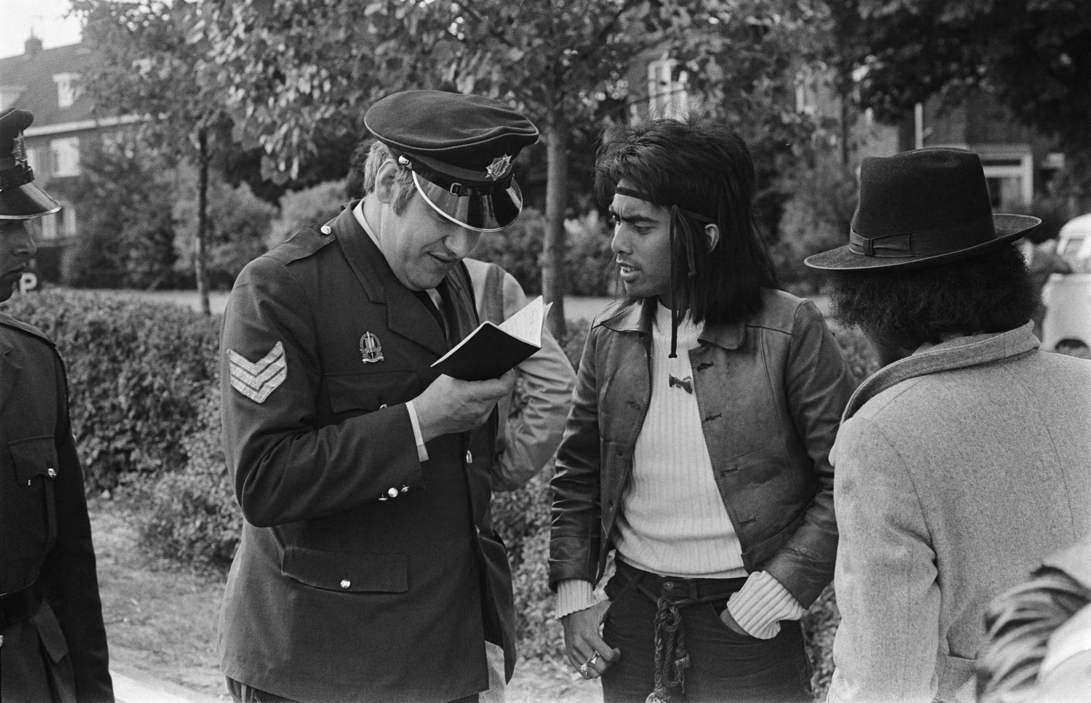 Fotocollectie Anefo — Staatsbezoek van President Soeharto aan Nederland; politie houdt auto's aan op wegen naar Den Haag als voorzorgsmaatregel tegen Ambonezen[Molukkers] — Foto: Mieremet, Rob / Anefo. Licentie: Set B: Rechtenvrij / Publiek Domein. Bron: Nationaal Archief. http://hdl.handle.net/10648/aba1f28a-d0b4-102d-bcf8-003048976d84