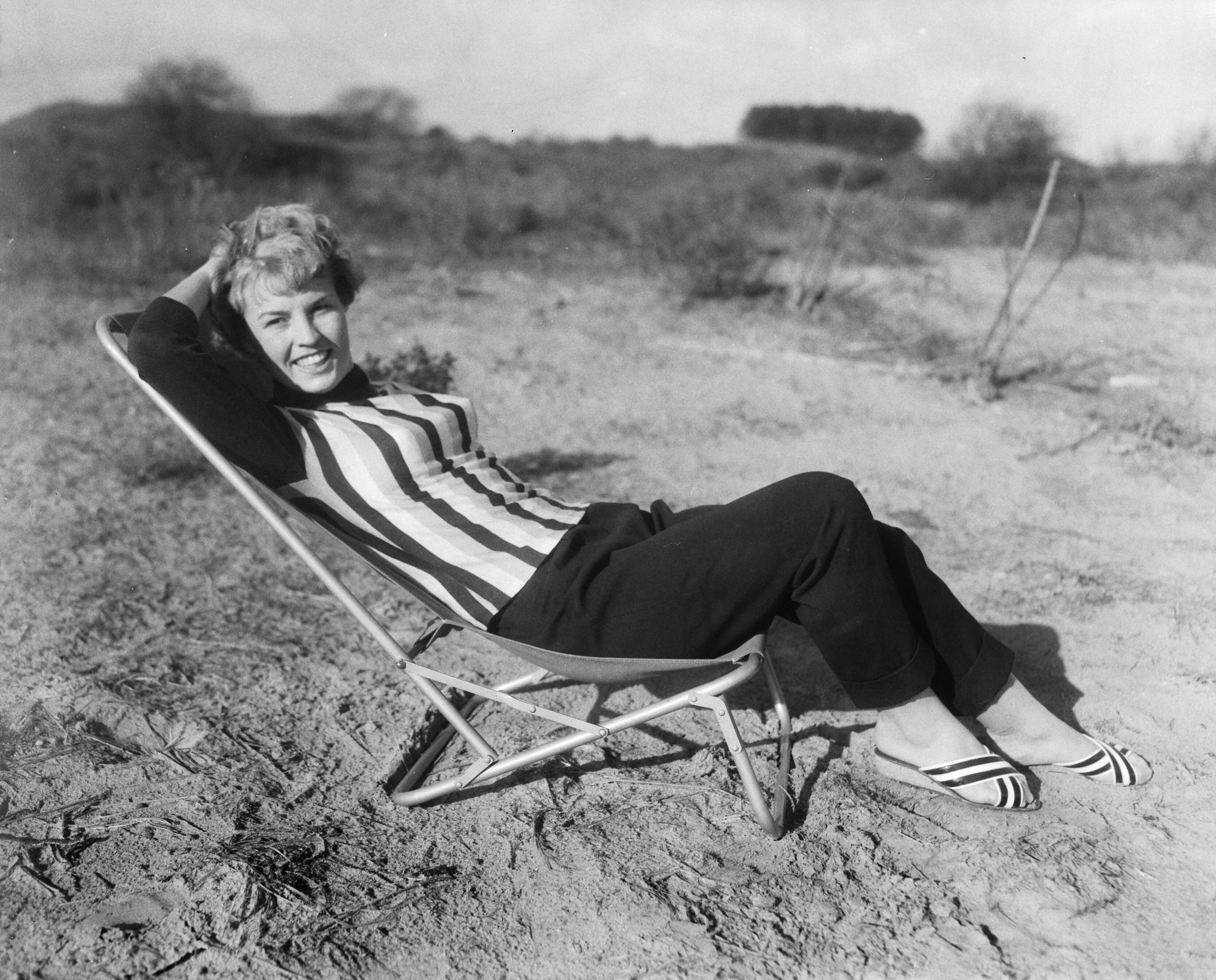 Fotocollectie Anefo — Opdrachten firma Sieben te Haarlem [jonge vrouw poseert met kampeerspullen] — Foto: Pot, Harry / Anefo. Licentie: Set B: Rechtenvrij / Publiek Domein. Bron: Nationaal Archief. http://hdl.handle.net/10648/a96d932a-d0b4-102d-bcf8-003048976d84