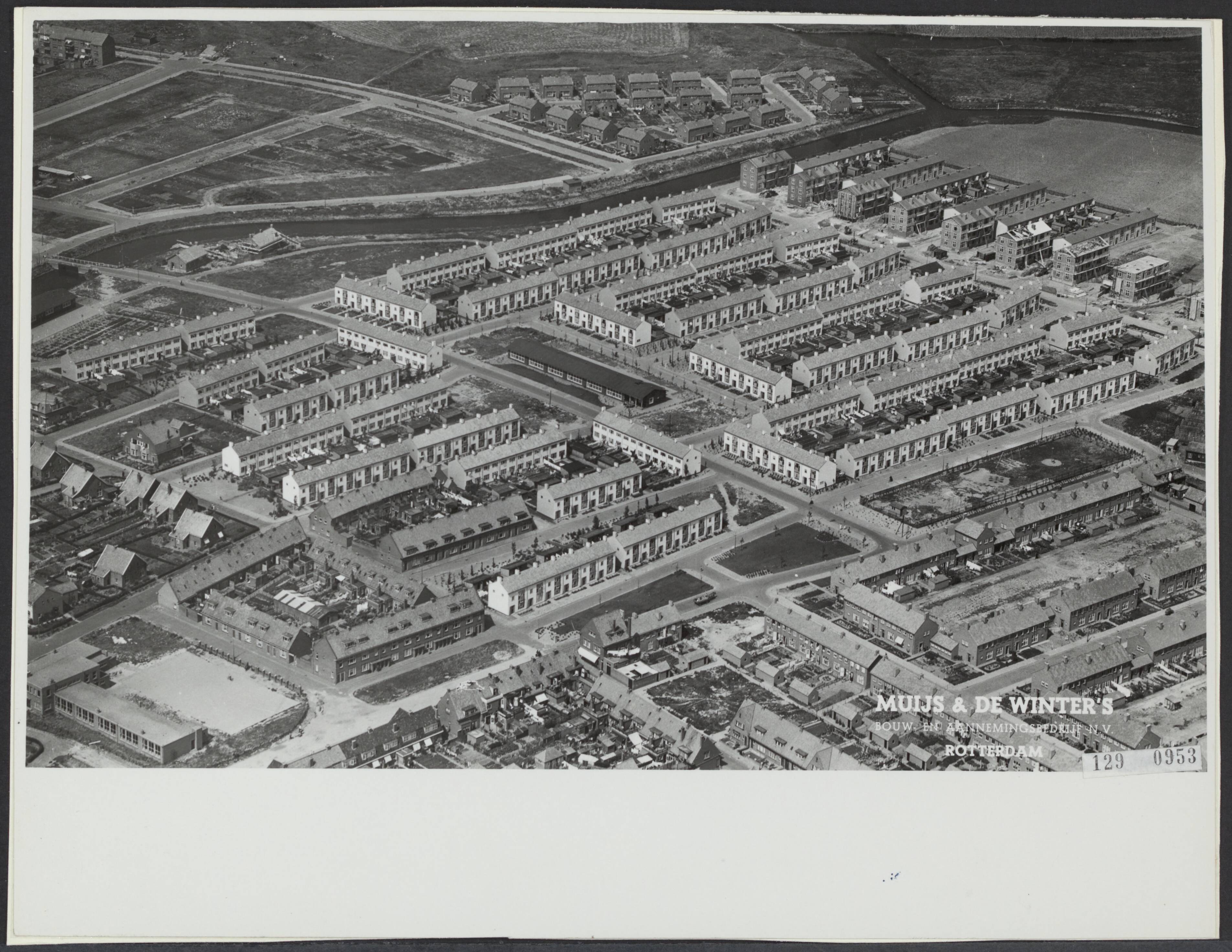 Fotocollectie Rijksvoorlichtingsdienst Eigen — Luchtopname.Woningbouw te Vlissingen. In het midden de z.g. Finse school [aan de Hogeweg] [Schildersbuurt] — Foto: KLM Aerocarto / Rechtenvrij. Licentie: Set B: Rechtenvrij / Publiek Domein. Bron: Nationaal Archief. http://hdl.handle.net/10648/af483d7c-d0b4-102d-bcf8-003048976d84