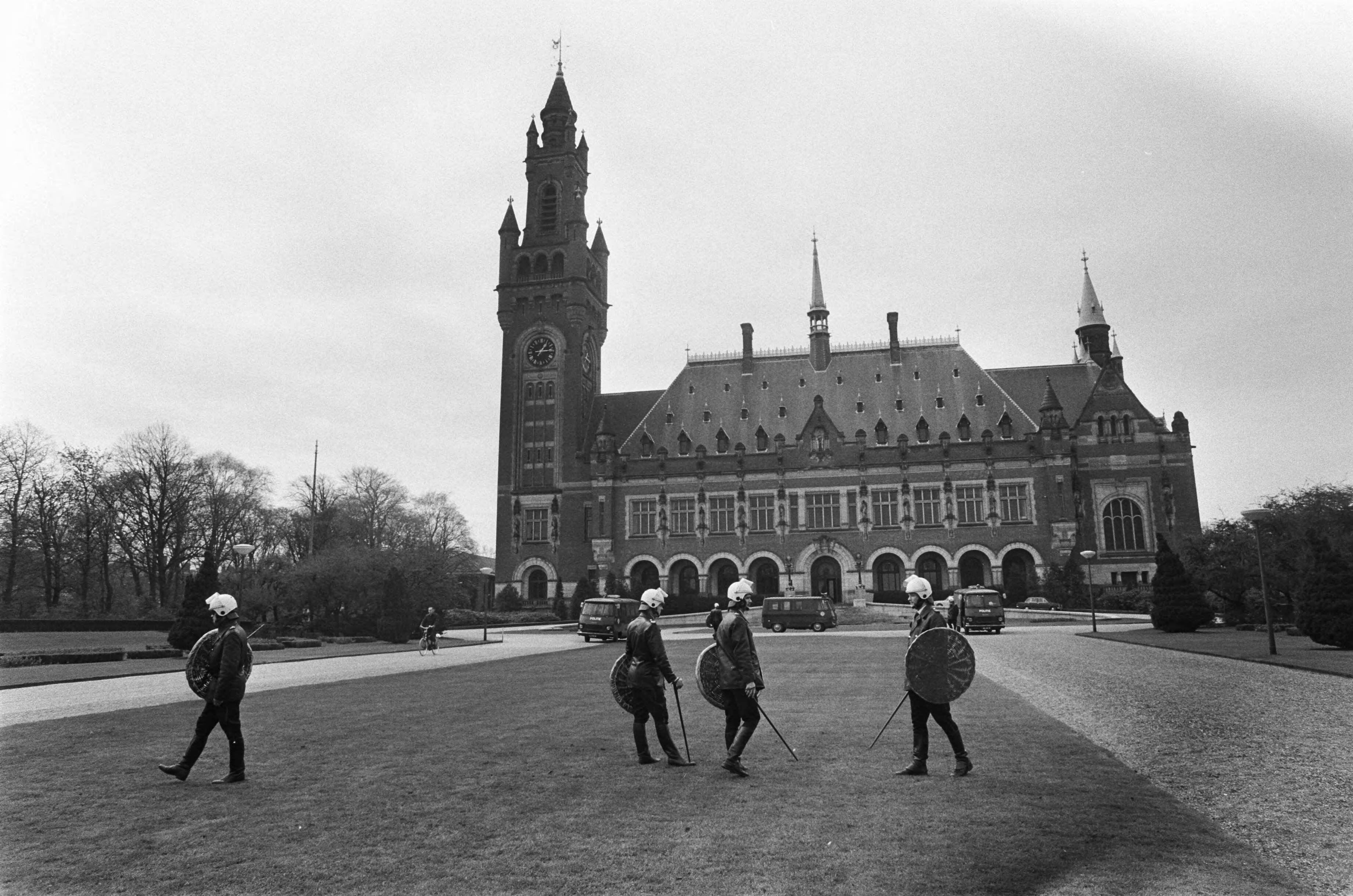 Aanhangers van ir. Johan Manusama vieren het 25-jarig bestaan van de Republiek der Zuid-Molukken in Den Haag — Politiebewaking bij het Vredespaleis — Foto: Mieremet, Rob / Anefo. Licentie: Set B: Rechtenvrij / Publiek Domein. Bron: Nationaal Archief. http://hdl.handle.net/10648/ac67124a-d0b4-102d-bcf8-003048976d84