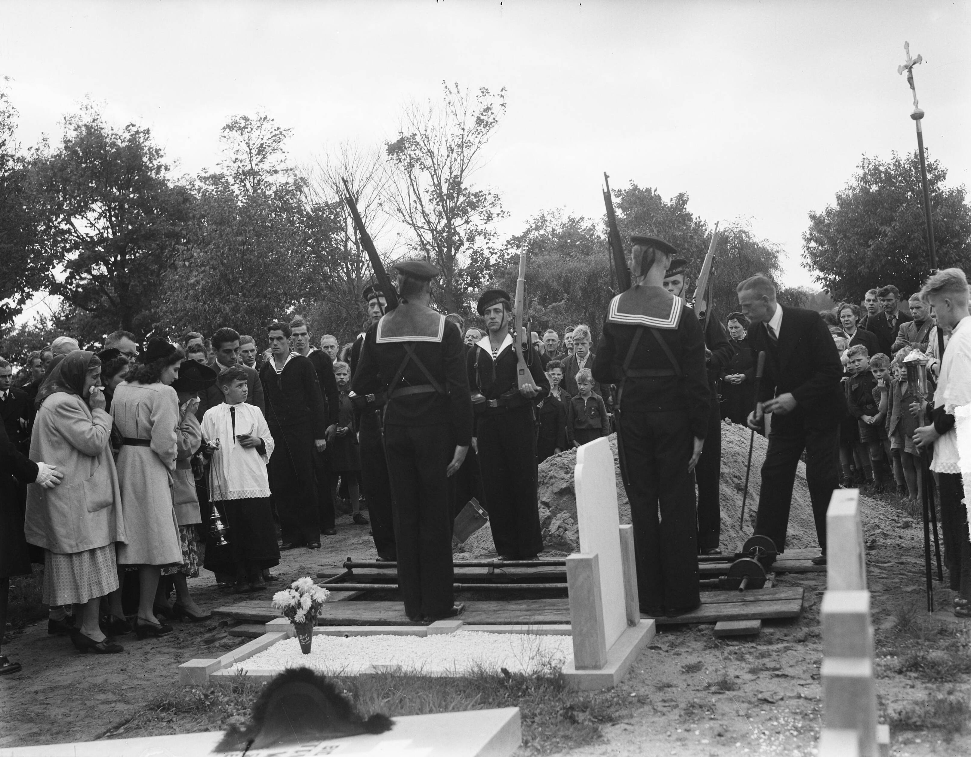 Begrafenis van leerling-vlieger Nicolai te Hilversum — Foto: Steenkamp, […] / Anefo. — Licentie: Set B: Rechtenvrij / Publiek Domein. Bron: Nationaal Archief. http://hdl.handle.net/10648/a8be188c-d0b4-102d-bcf8-003048976d84