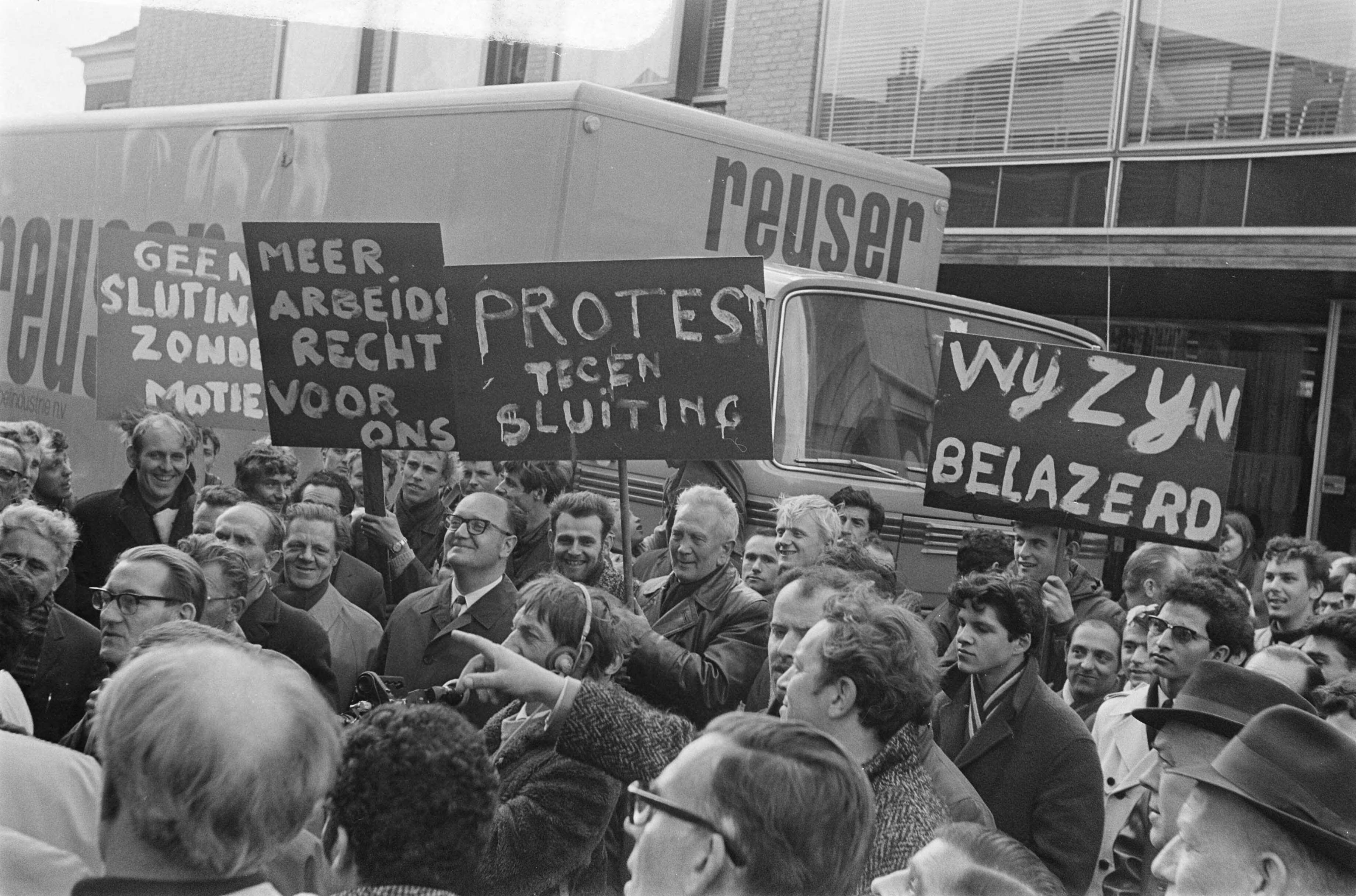 Fotocollectie Anefo — Arbeiders demonstreren tegen de voorgenomen sluiting van fabriek van Thomassen en Drijver Verblifa demonstranten — Foto: Evers, Joost / Anefo. Licentie: Set B: Rechtenvrij / Publiek Domein. Bron: Nationaal Archief. http://hdl.handle.net/10648/ab65d82c-d0b4-102d-bcf8-003048976d84