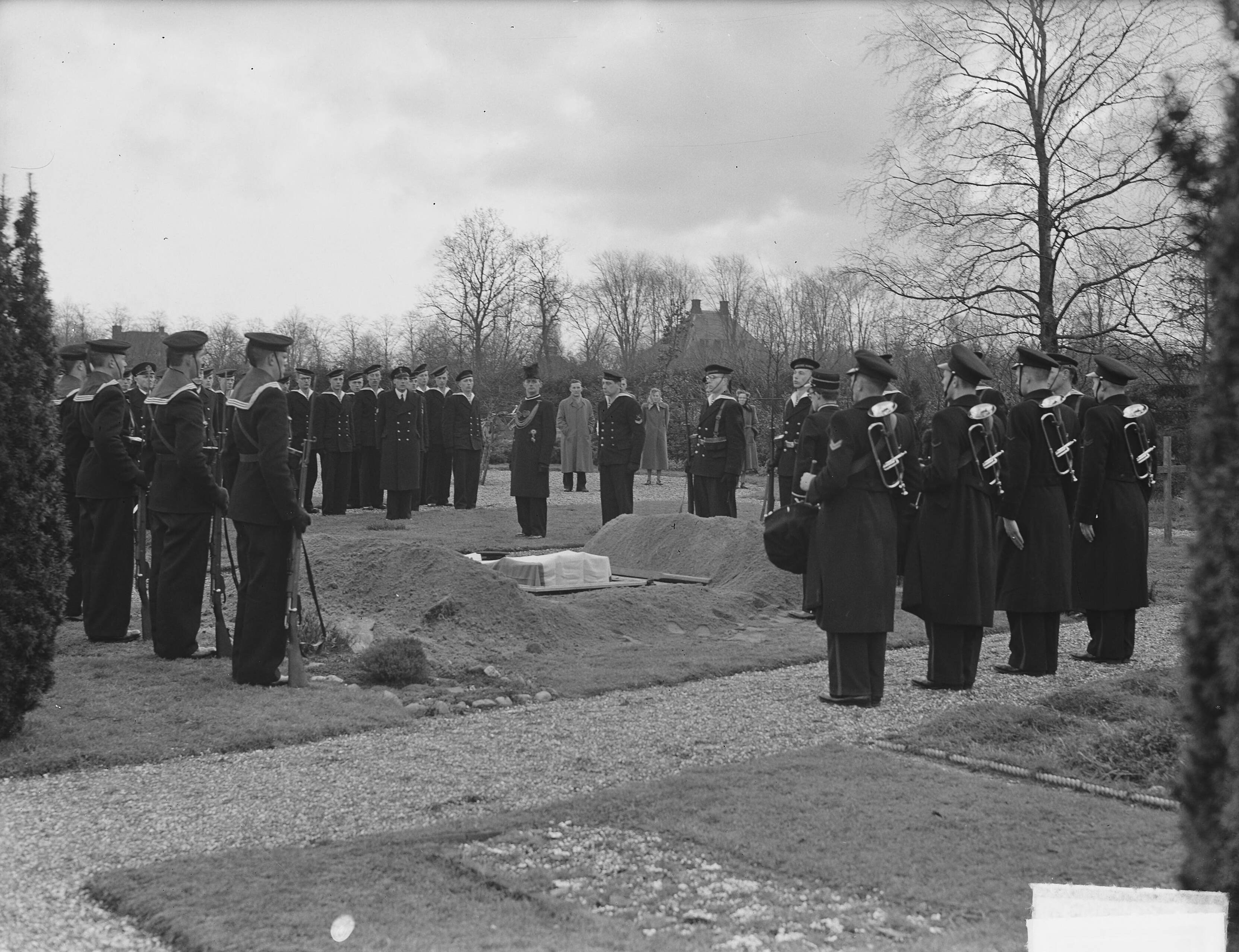 Begrafenis MOC Hilversum — Begrafenis MOC Hilversum. E. Klaasse — Foto: Pot, Harry / Anefo. Licentie: Set B: Rechtenvrij / Publiek Domein. Bron: Nationaal Archief. http://hdl.handle.net/10648/a8e68f6a-d0b4-102d-bcf8-003048976d84