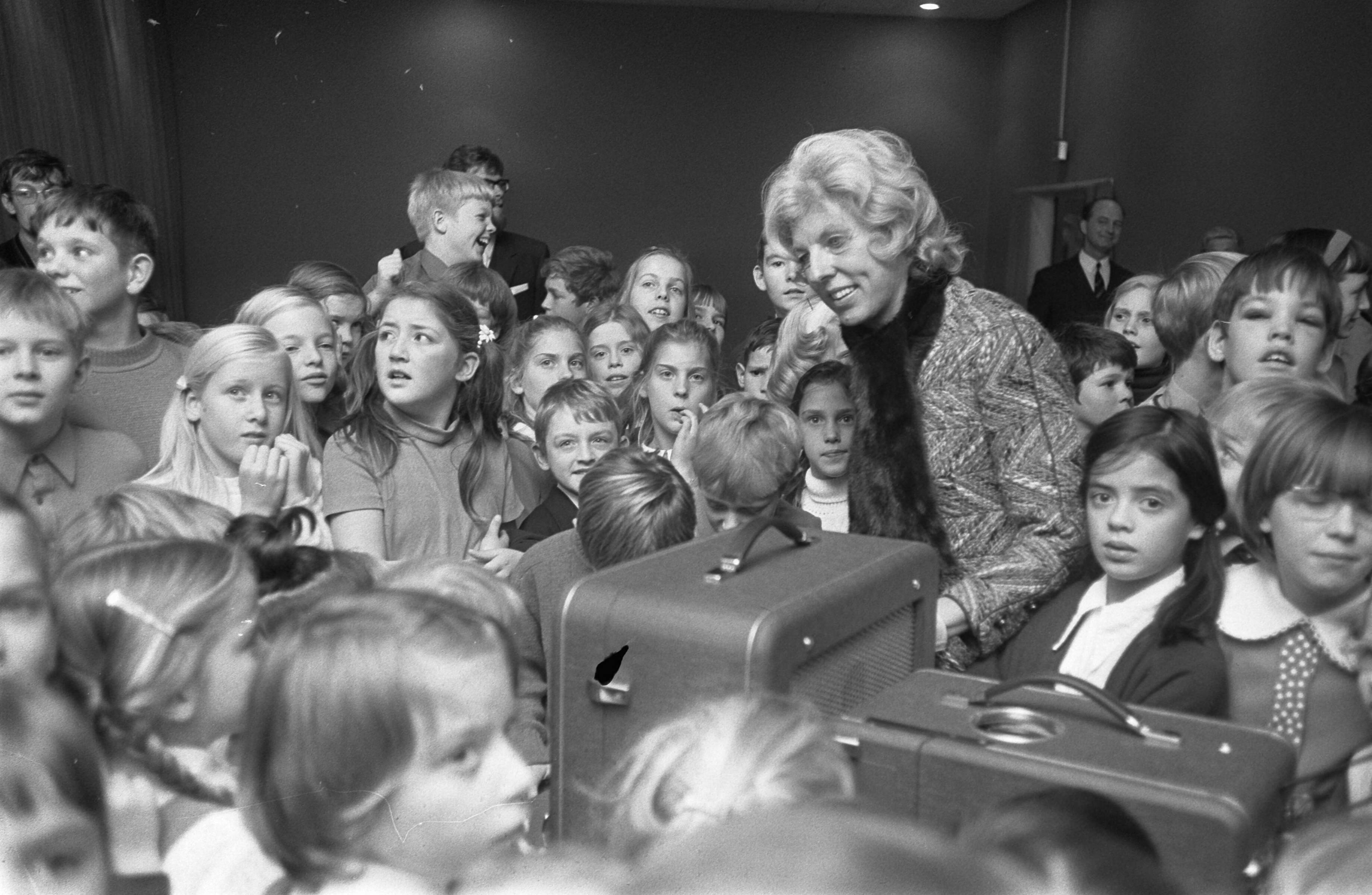 Fotocollectie Anefo — Koningin Juliana en Claude Pompidou bezoeken de Waalse school in Mariahoeve, Den Haag — Foto: Koch, Eric / Anefo. Licentie: Set B: Rechtenvrij / Publiek Domein. Bron: Nationaal Archief. http://hdl.handle.net/10648/ab8458ec-d0b4-102d-bcf8-003048976d84
