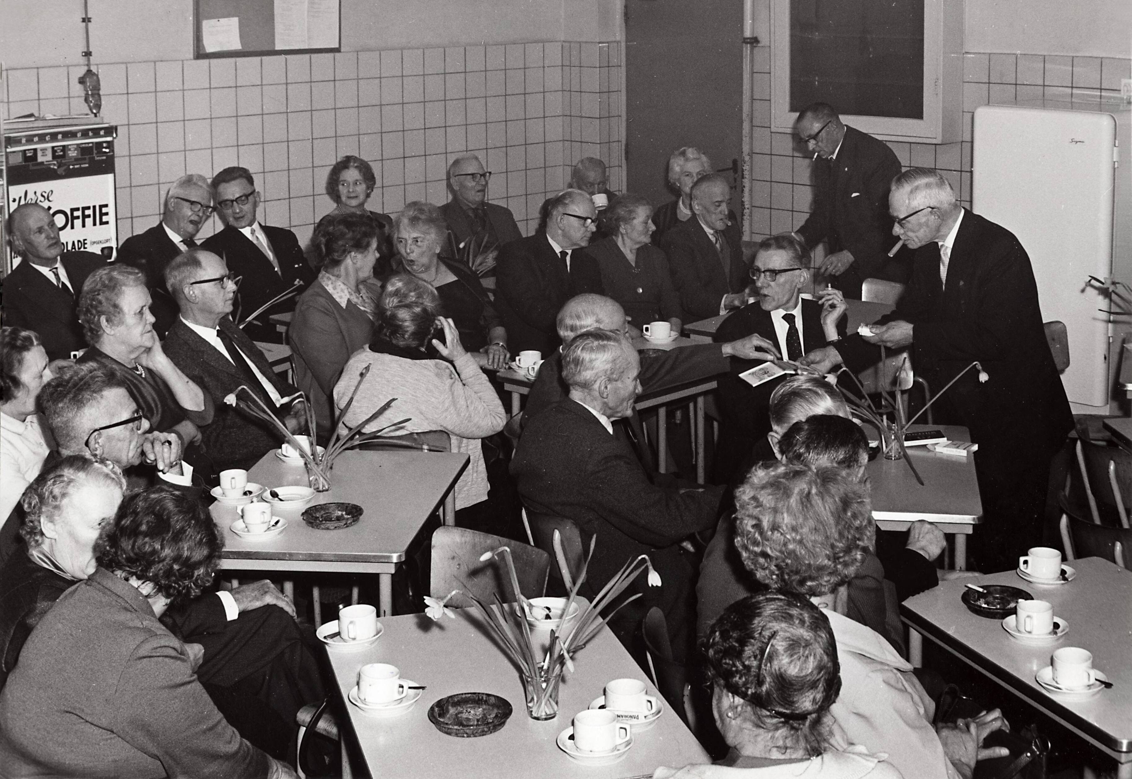 Collectie nader te bepalen — Drukkerij N.V. De Spaarnestad. Gepensioneerden, 1961 — Foto: Fotograaf Onbekend / Fotobureau onbekend / Spaarnestad Photo (05887). Licentie: Set B: Rechtenvrij / Publiek Domein. Bron: Nationaal Archief. http://hdl.handle.net/10648/35429da6-3c32-a382-e063-6df0900a6686