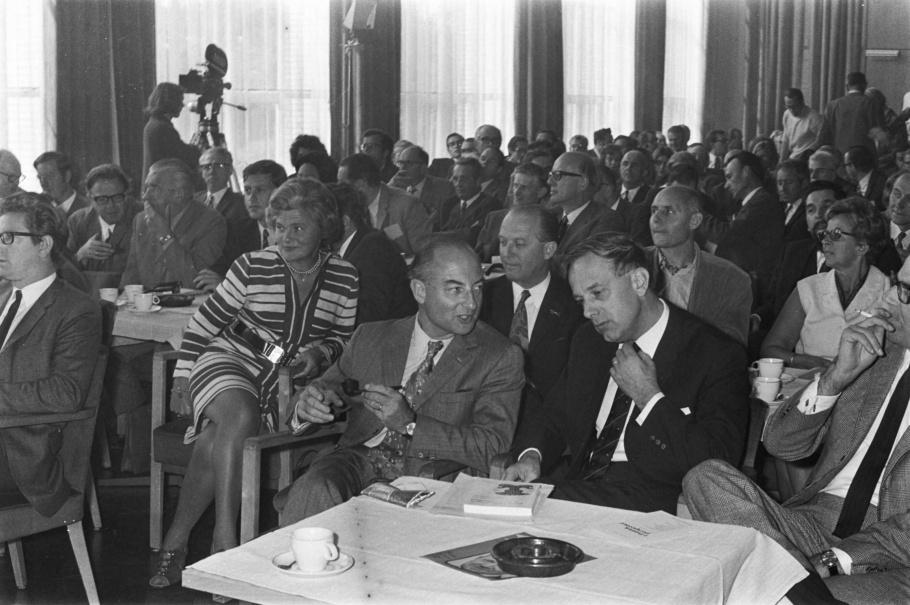 Fotocollectie Anefo — KVP partijraad bijeen, Utrecht — Foto: Punt, W. / Anefo. Licentie: Set B: Rechtenvrij / Publiek Domein. Bron: Nationaal Archief. http://hdl.handle.net/10648/abcf3e2a-d0b4-102d-bcf8-003048976d84