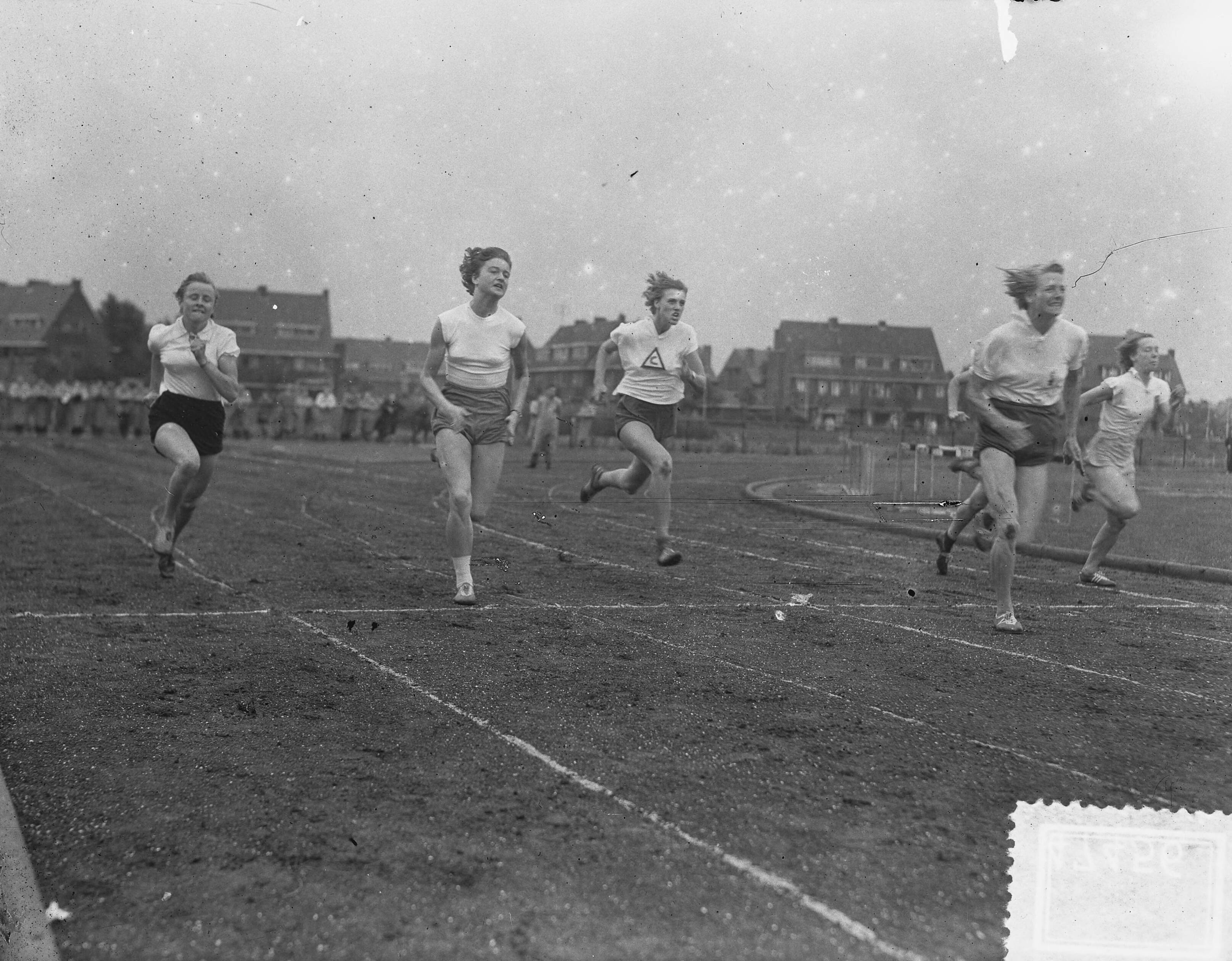 Dames clubkampioenschappen om de Prinses Julianabeker op de sintelbaan aan de Laan van Poot te Den Haag — Atletiekwedstrijden om de Prinses Julianabeker op de sintelbaan aan de Laan van Poot te Den Haag. Fanny Blankers-Koen (Sagitta) wint de 100 meter voor Puck Brouwer (Celebes) — Foto: Duinen, H. van / Anefo. Licentie: Set B: Rechtenvrij / Publiek Domein. Bron: Nationaal Archief. http://hdl.handle.net/10648/a8eee1c4-d0b4-102d-bcf8-003048976d84