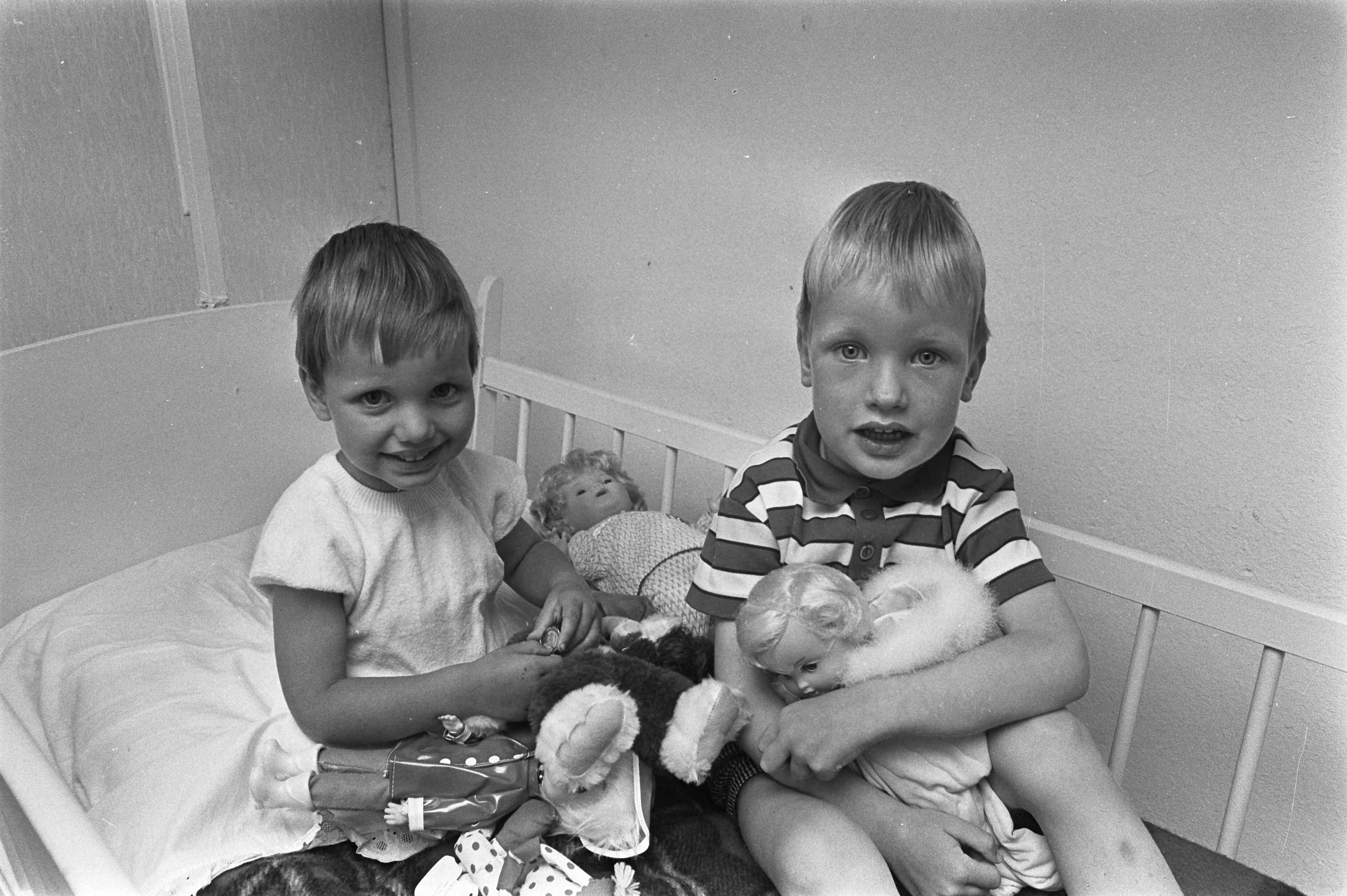 Fotocollectie Anefo — Marian Wijfje uit Zandvoort speelt alweer met poppen. Marian en haar broertje — Foto: Nijs, Jac. de / Anefo. Licentie: Set B: Rechtenvrij / Publiek Domein. Bron: Nationaal Archief. http://hdl.handle.net/10648/ab4513da-d0b4-102d-bcf8-003048976d84