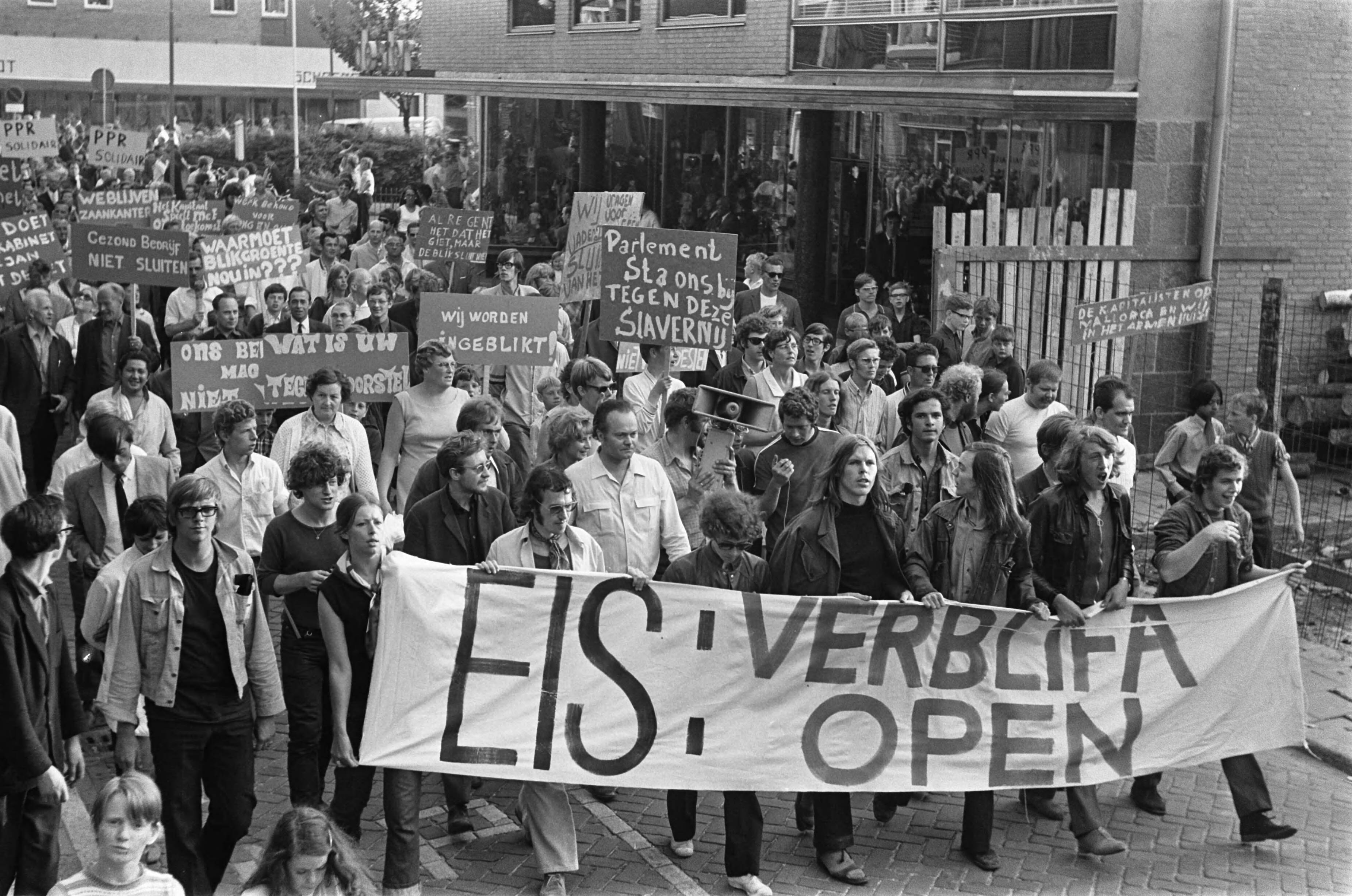 Fotocollectie Anefo — Demonstratie tegen sluiting Verblifa te Krommenie demonstranten met spandoeken — Foto: Evers, Joost / Anefo. Licentie: Set B: Rechtenvrij / Publiek Domein. Bron: Nationaal Archief. http://hdl.handle.net/10648/ab6e3db4-d0b4-102d-bcf8-003048976d84