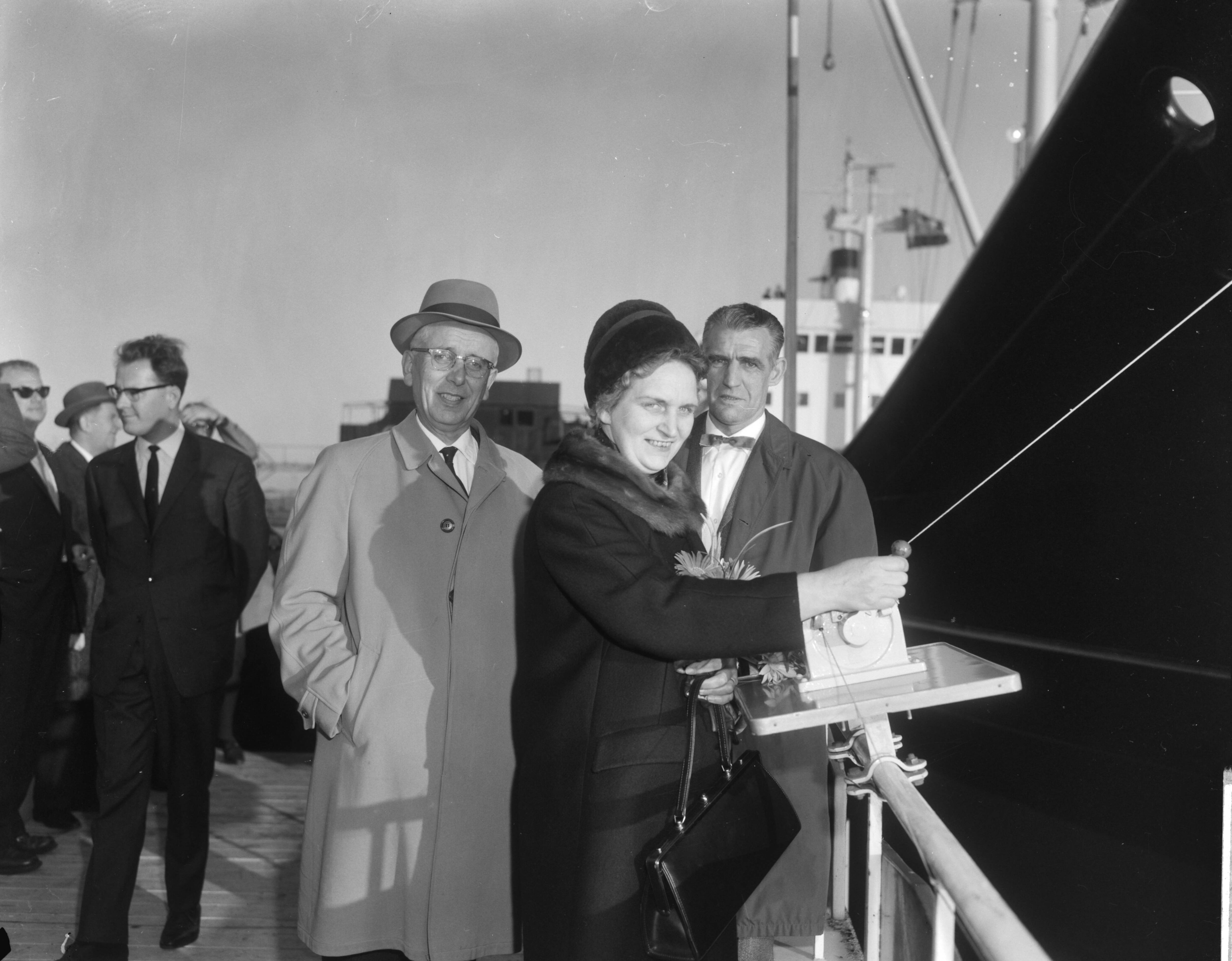 Tewaterlating motorschip "Karin Winther", gebouwd door de Zaanlandse Scheepsbouw Maatschappij te Zaandam, in opdracht van E. Winther, Hellerup, Denemarken — Zaandam|Noord-Holland|tewaterlatingen |plechtigheden|Zaanlandse Scheepsbouw Maatschappij |Karin Winther — Foto: Bilsen, Joop van / Anefo. Licentie: Set B: Rechtenvrij / Publiek Domein. Bron: Nationaal Archief. http://hdl.handle.net/10648/aac81c2c-d0b4-102d-bcf8-003048976d84
