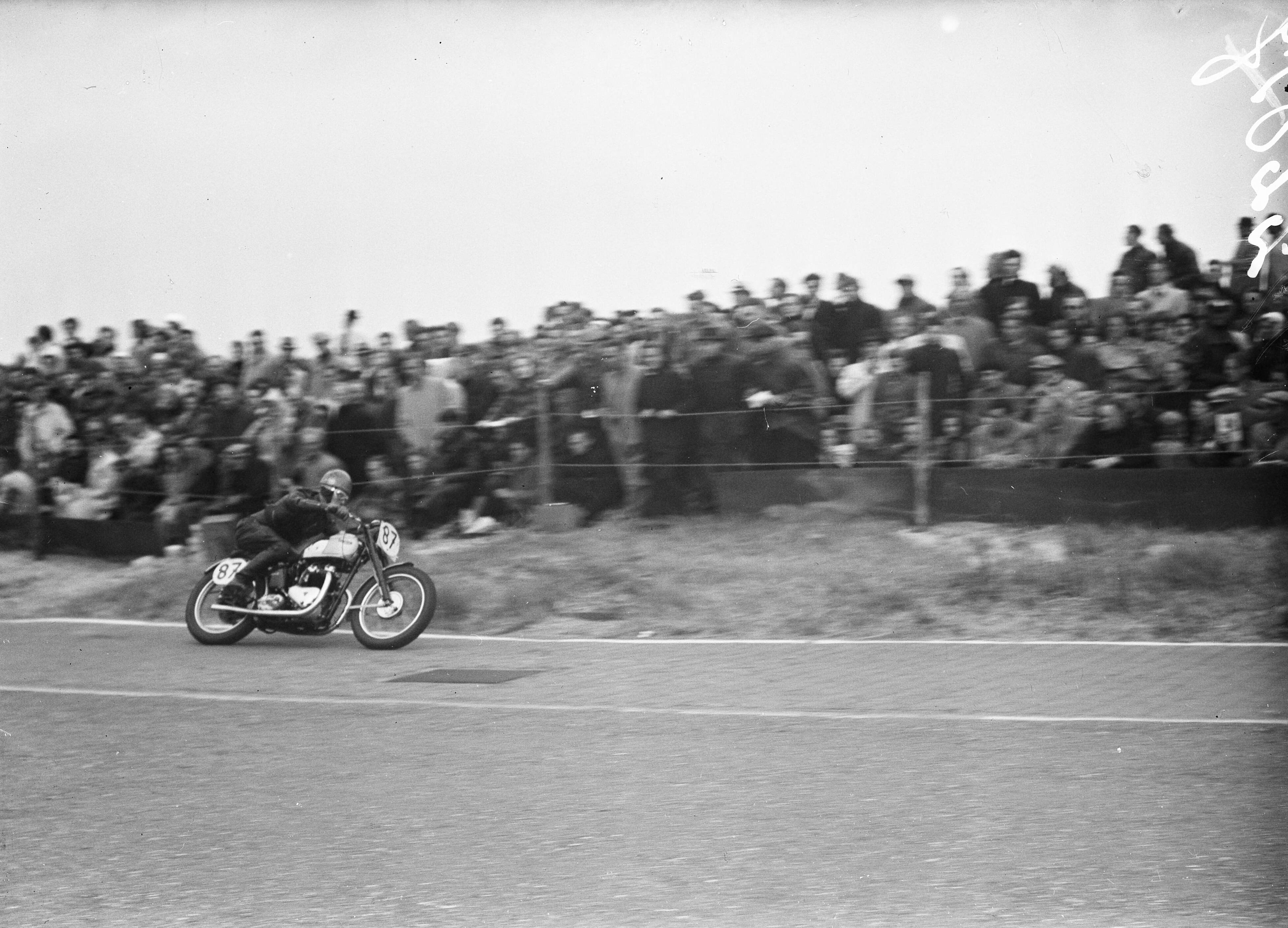 Nationale Motorwedstrijden Zandvoort — Foto: Sagers, Harry / Anefo. — Licentie: Set B: Rechtenvrij / Publiek Domein. Bron: Nationaal Archief. http://hdl.handle.net/10648/a8a900e6-d0b4-102d-bcf8-003048976d84
