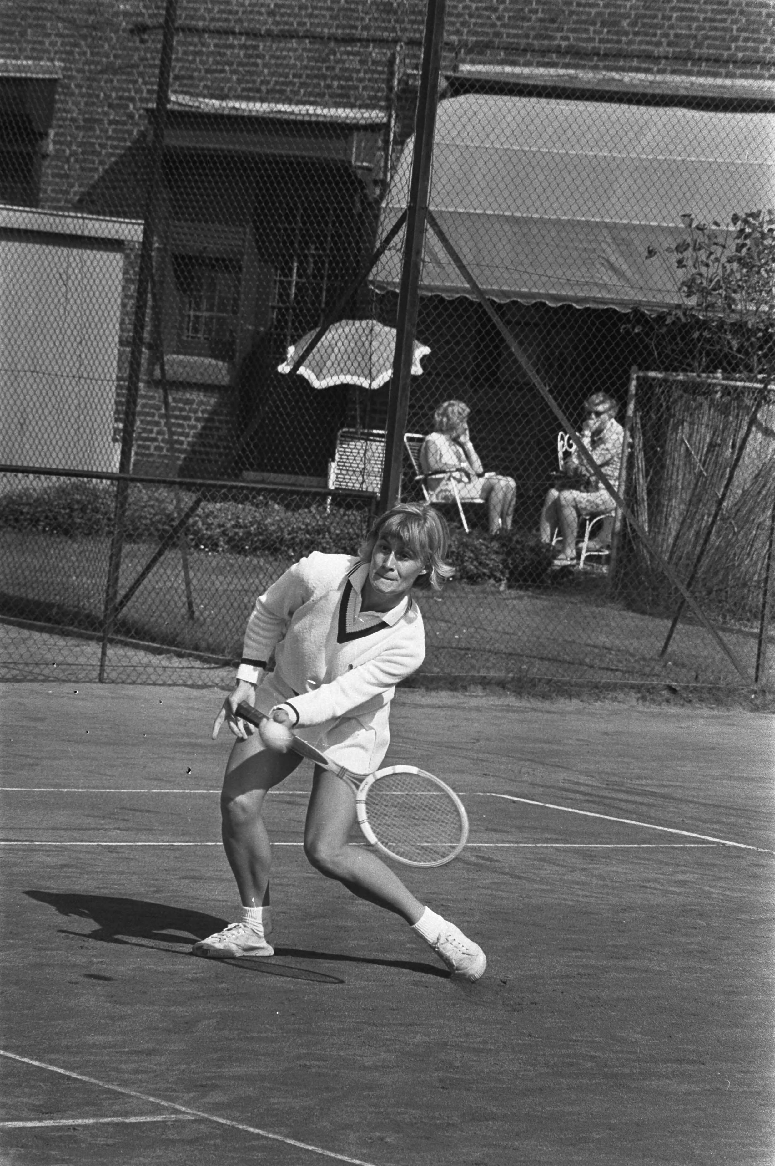 Fotocollectie Anefo — Nationale tenniskampioenschappen 1970, Scheveningen; M. Schaar in aktie — Foto: Mieremet, Rob / Anefo. Licentie: Set B: Rechtenvrij / Publiek Domein. Bron: Nationaal Archief. http://hdl.handle.net/10648/ab9f4706-d0b4-102d-bcf8-003048976d84