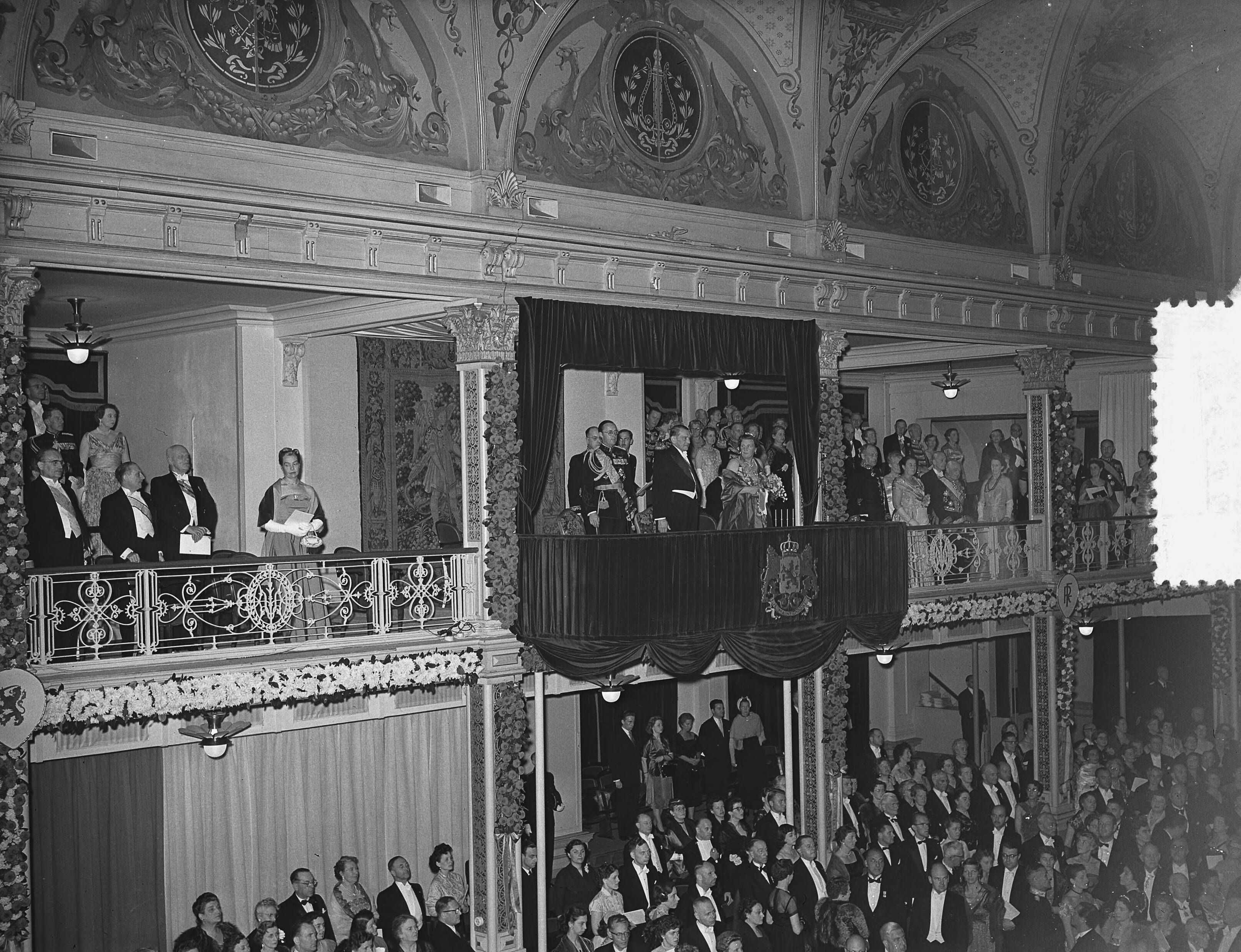 Staatsbezoek Franse president René Coty (1954) — Staatsbezoek Franse president René Coty. Tweede dag. Bezoek aan Den Haag. Galaconcertin het Kurhaus te Scheveningen — Foto: Bilsen, Joop van / Anefo. Licentie: Set B: Rechtenvrij / Publiek Domein. Bron: Nationaal Archief. http://hdl.handle.net/10648/a9265208-d0b4-102d-bcf8-003048976d84